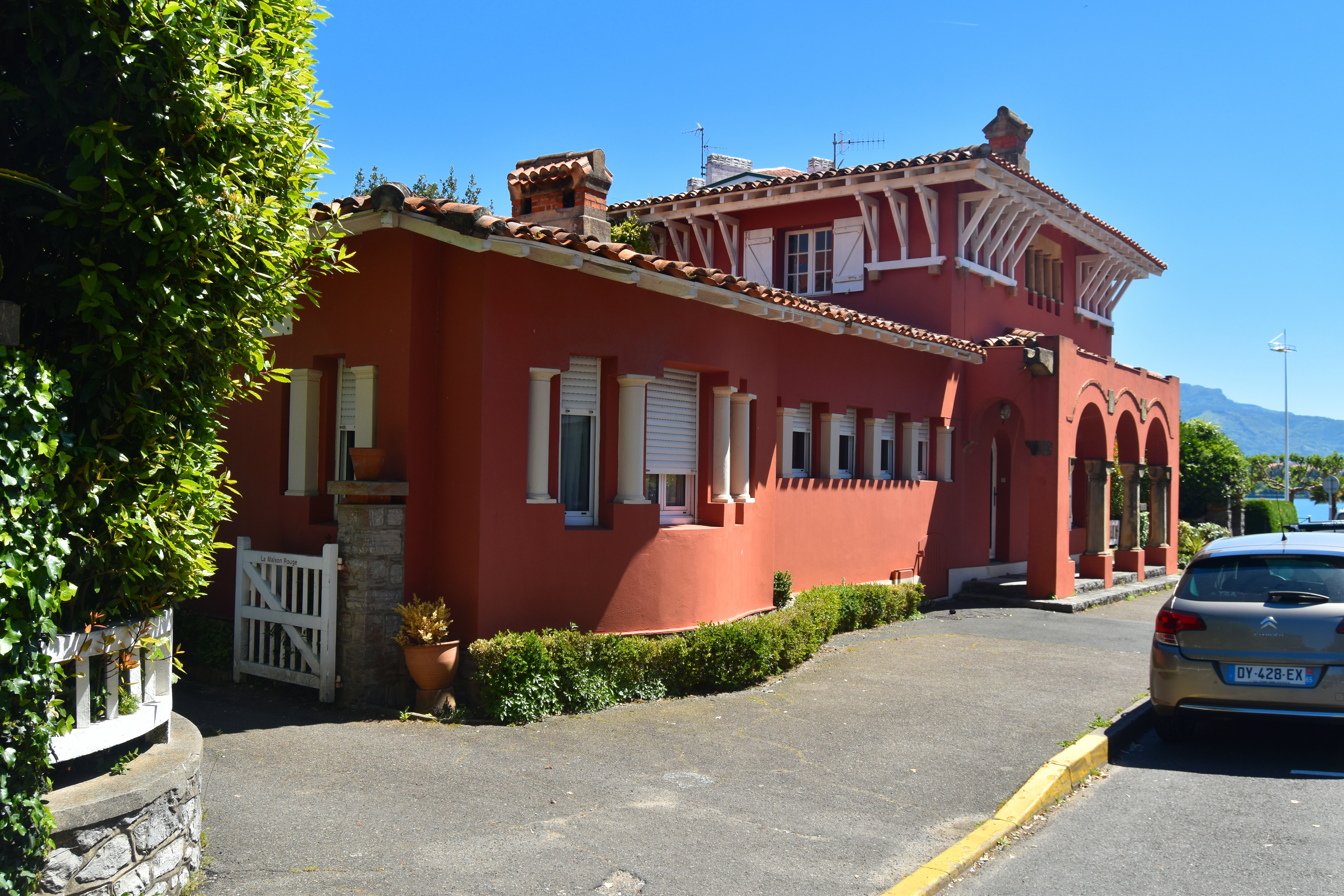 façade ouest sur rue, vue générale