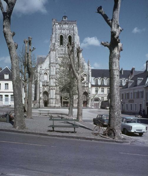 Façade ouest sur une place