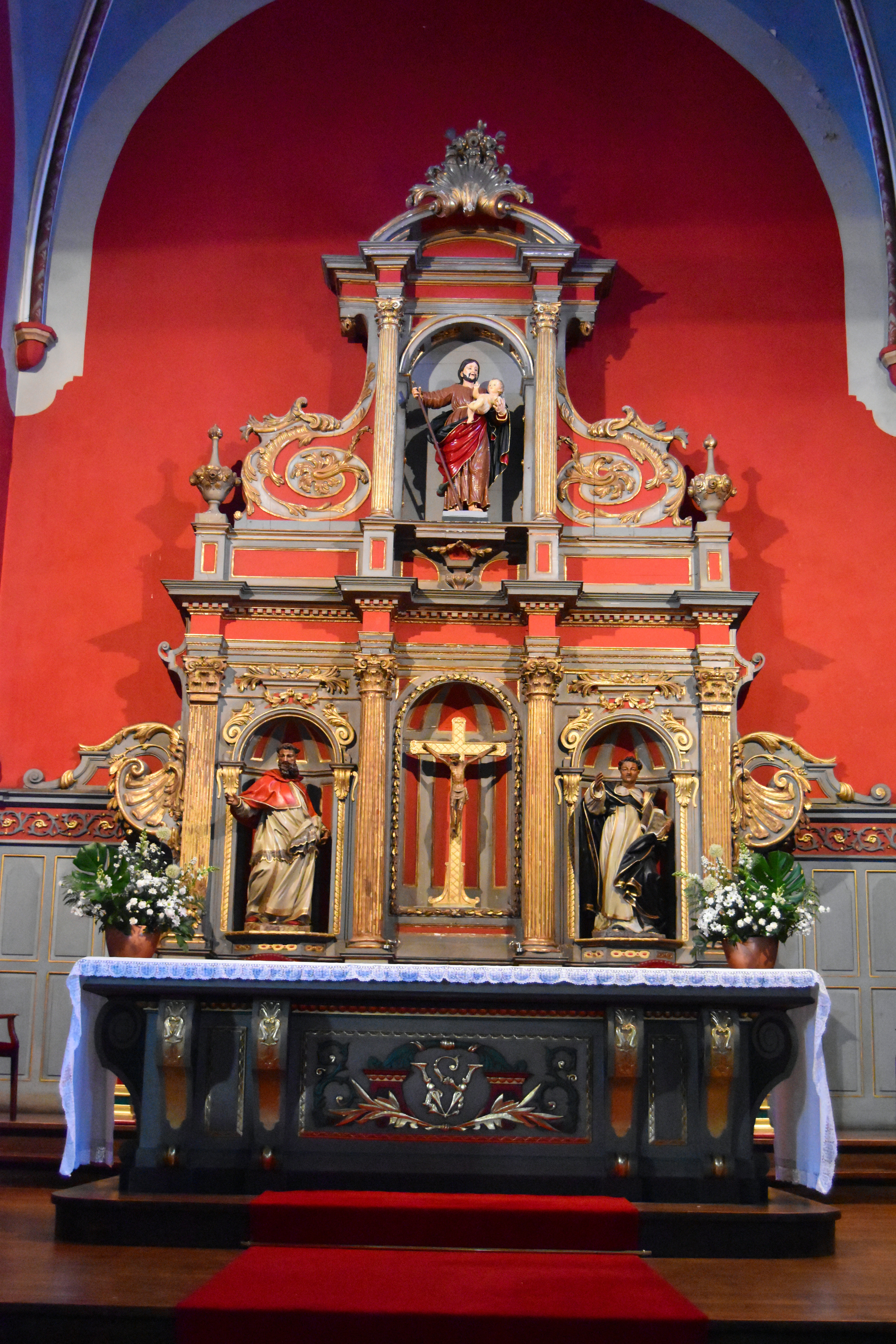 retable du maître-autel et ses trois statues, vue générale - © Ministère de la Culture (France), Médiathèque du patrimoine et de la photographie, diffusion RMN-GP