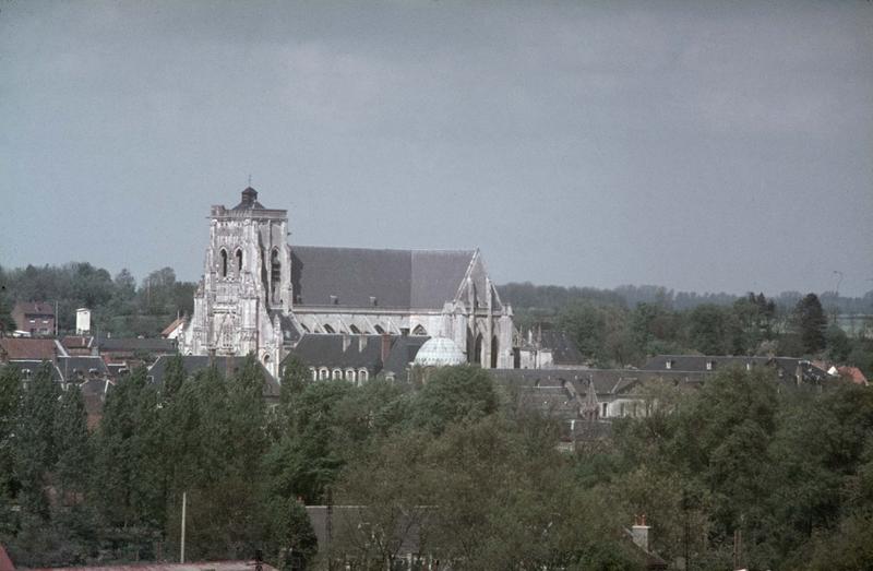 Ensemble nord-ouest de l'église et maisons environnantes