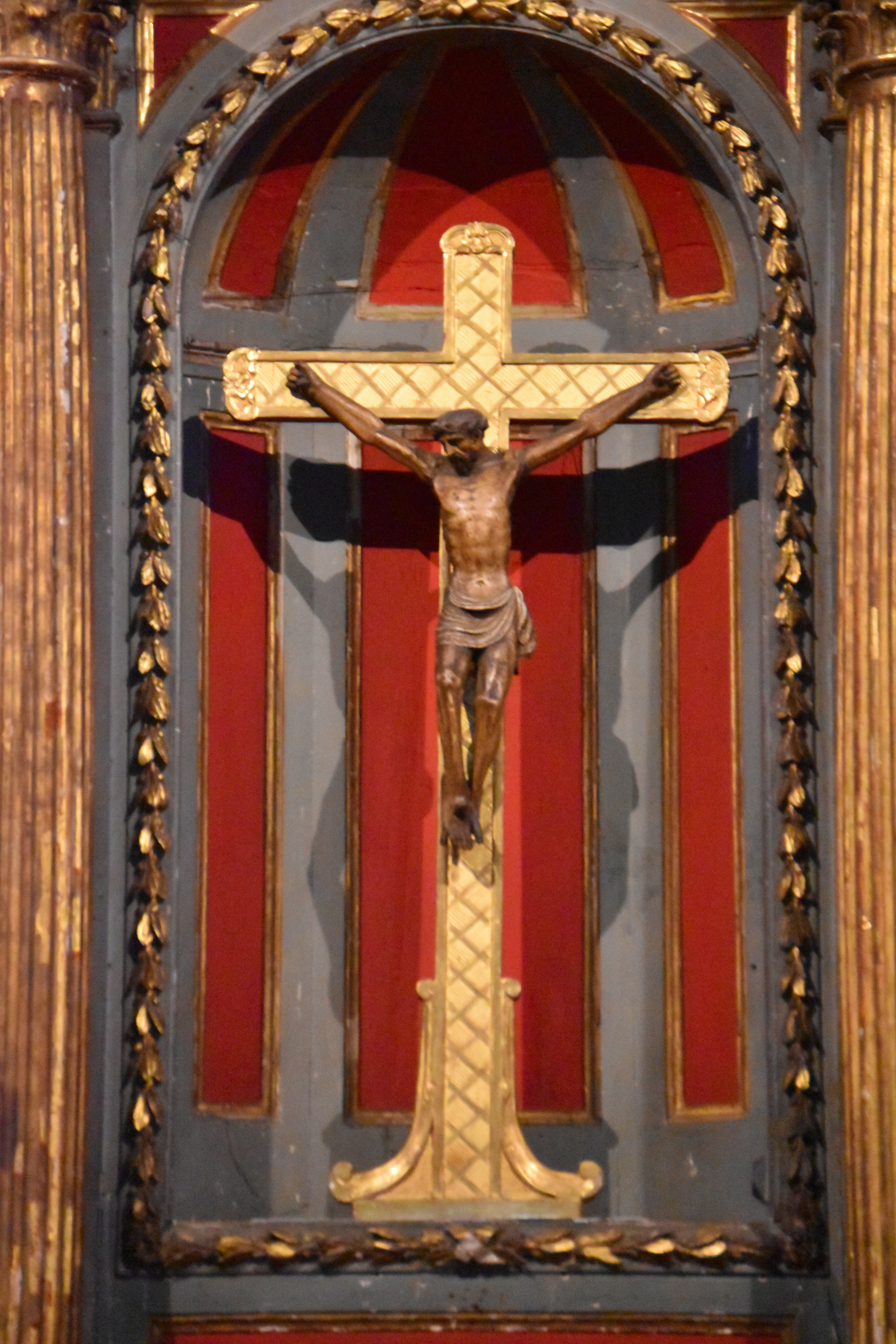 statue : Christ en croix, vue générale