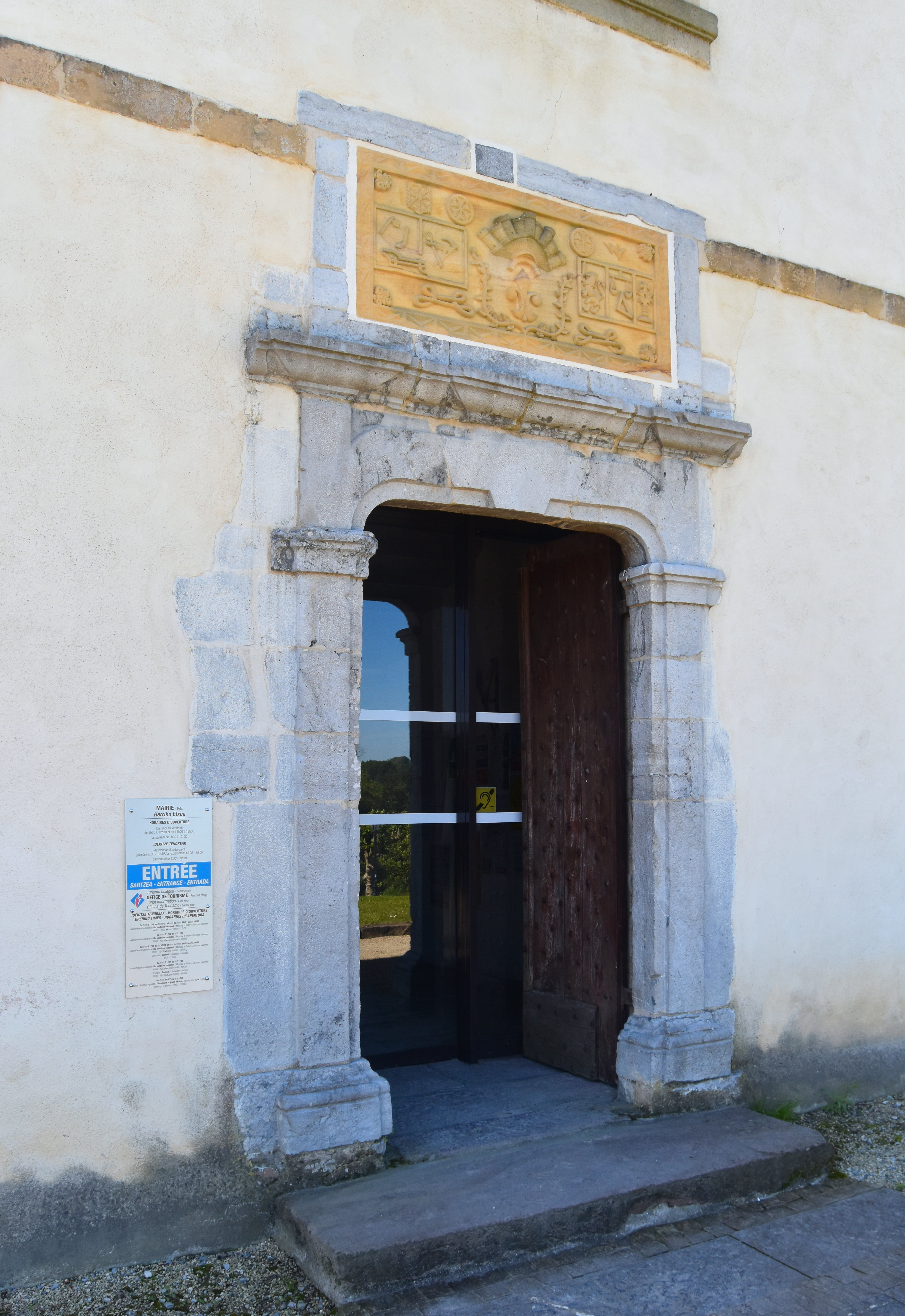 façade nord, vue générale du porche d’accès