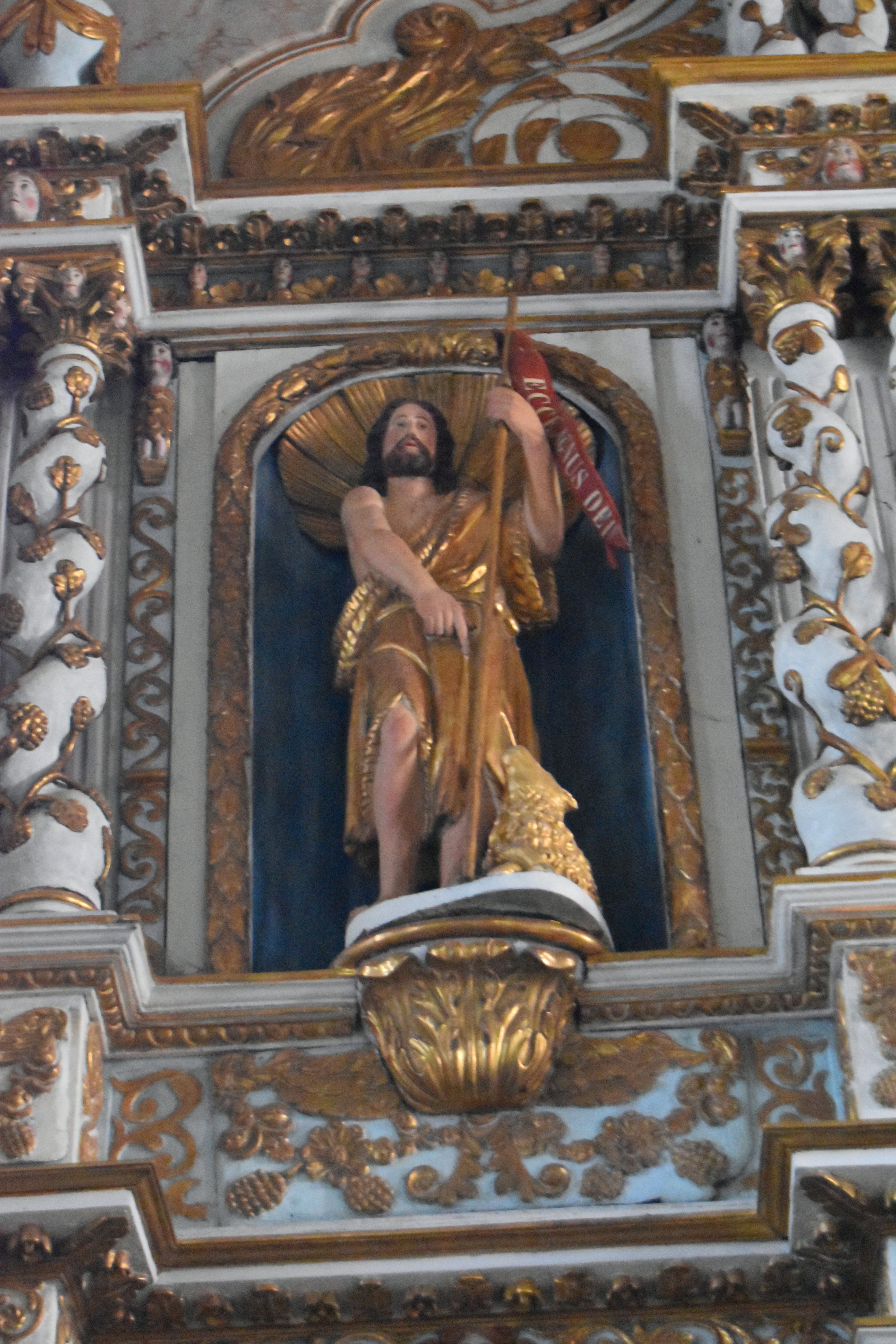 statue du retable du maître-autel : Saint Jean-Baptiste, vue générale