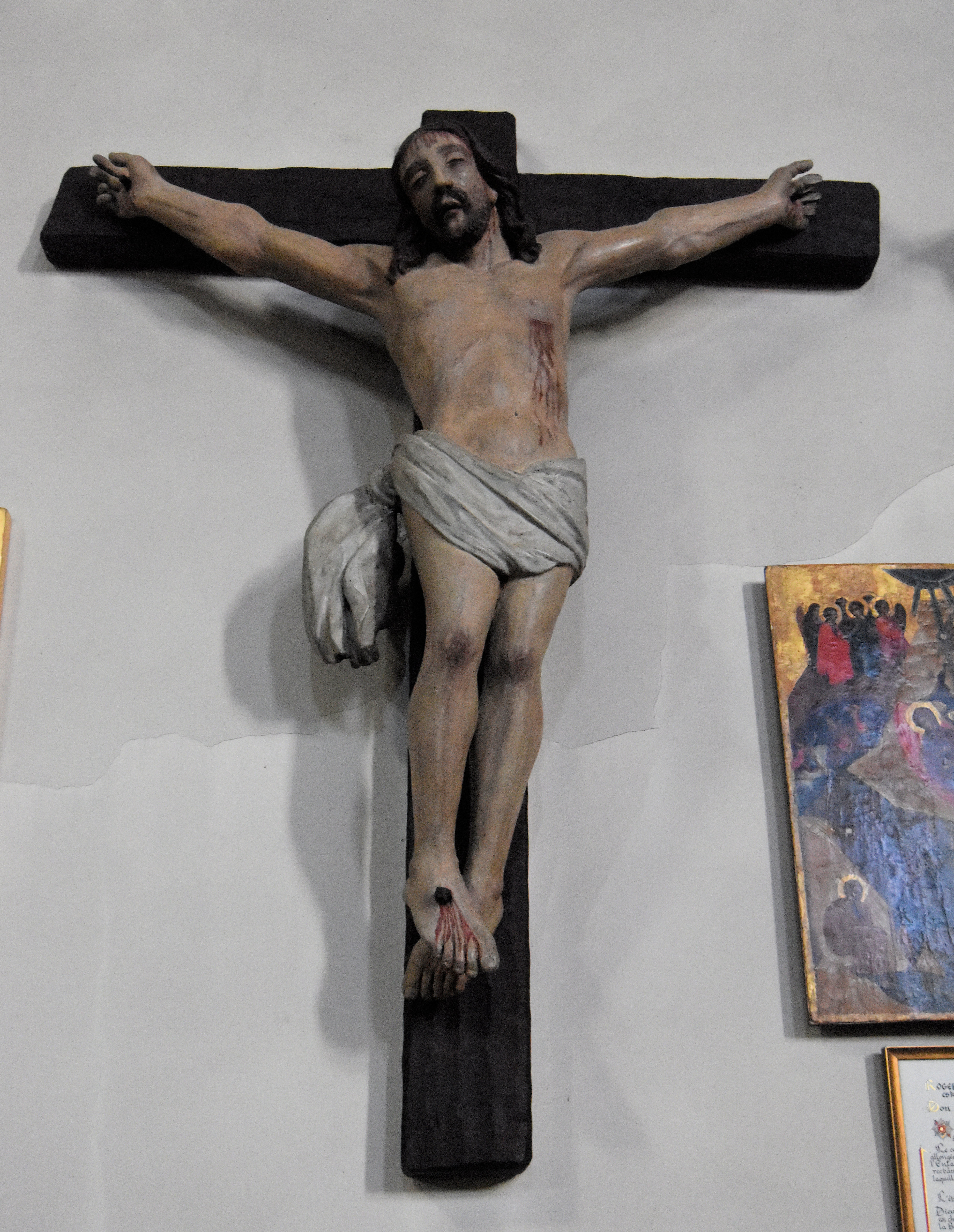 statue : Christ en croix, vue générale