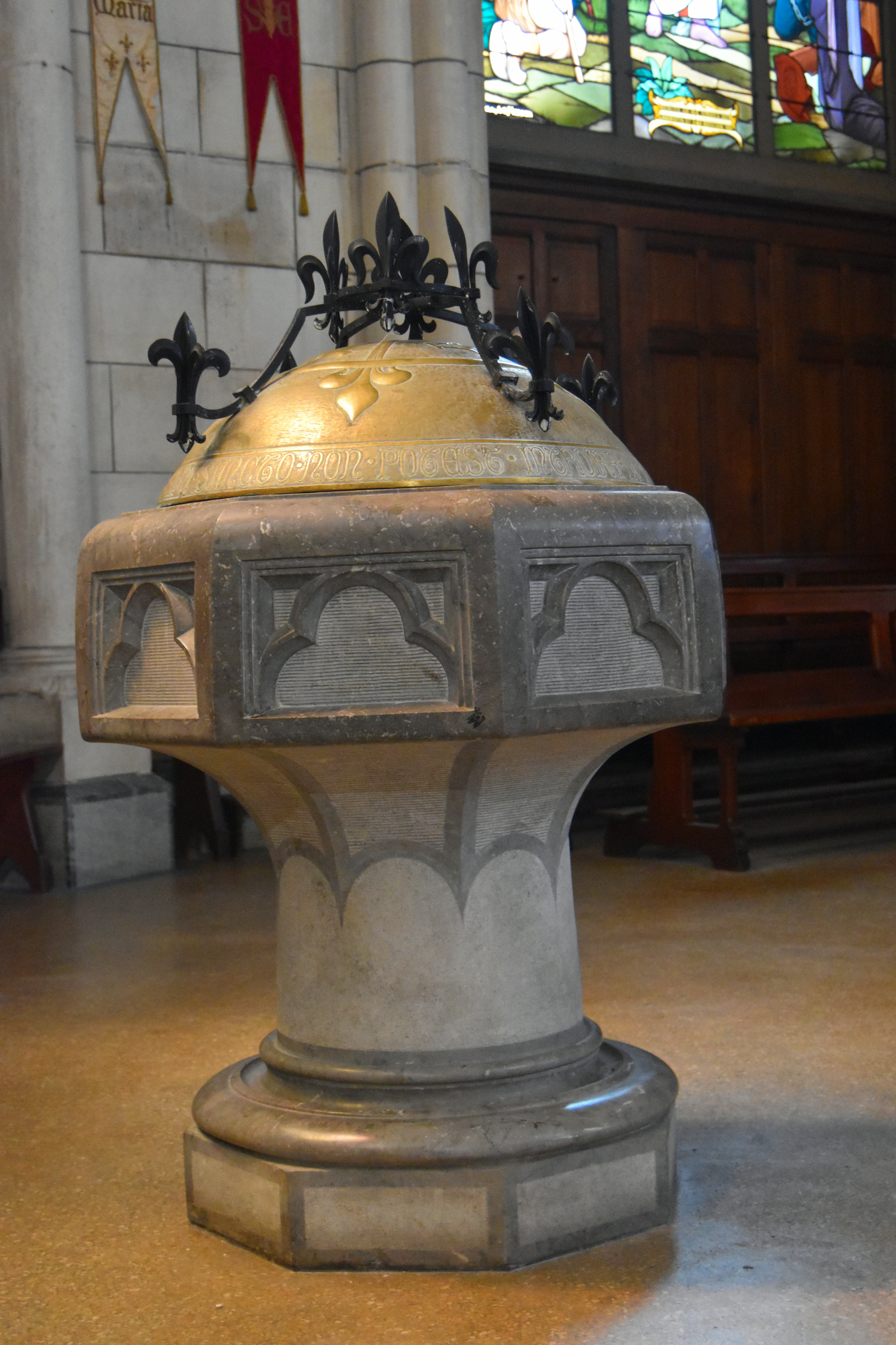 fonts baptismaux et leur couvercle, vue générale - © Ministère de la Culture (France), Médiathèque du patrimoine et de la photographie, diffusion RMN-GP