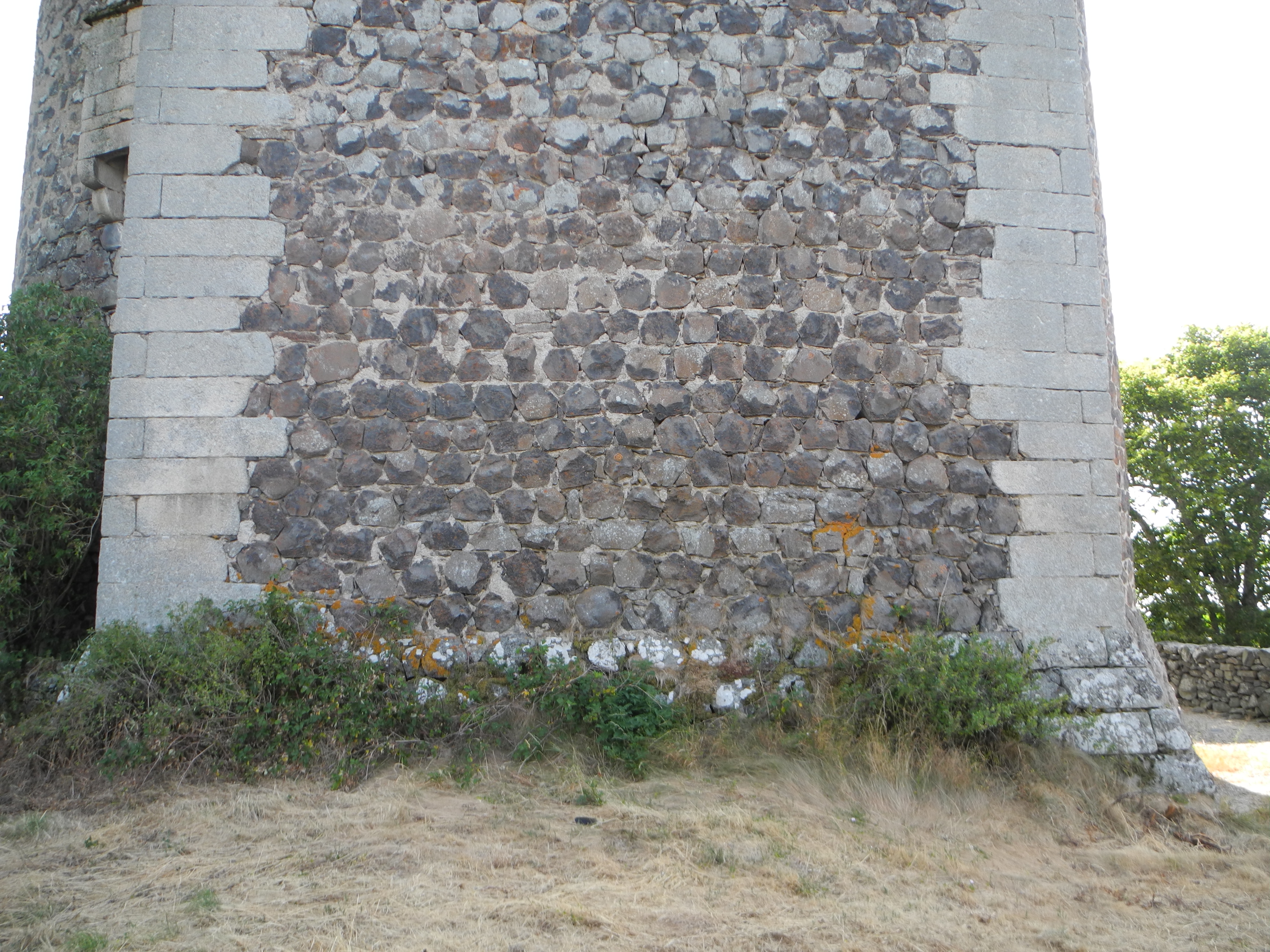 flanc ouest, vue partielle des maçonneries