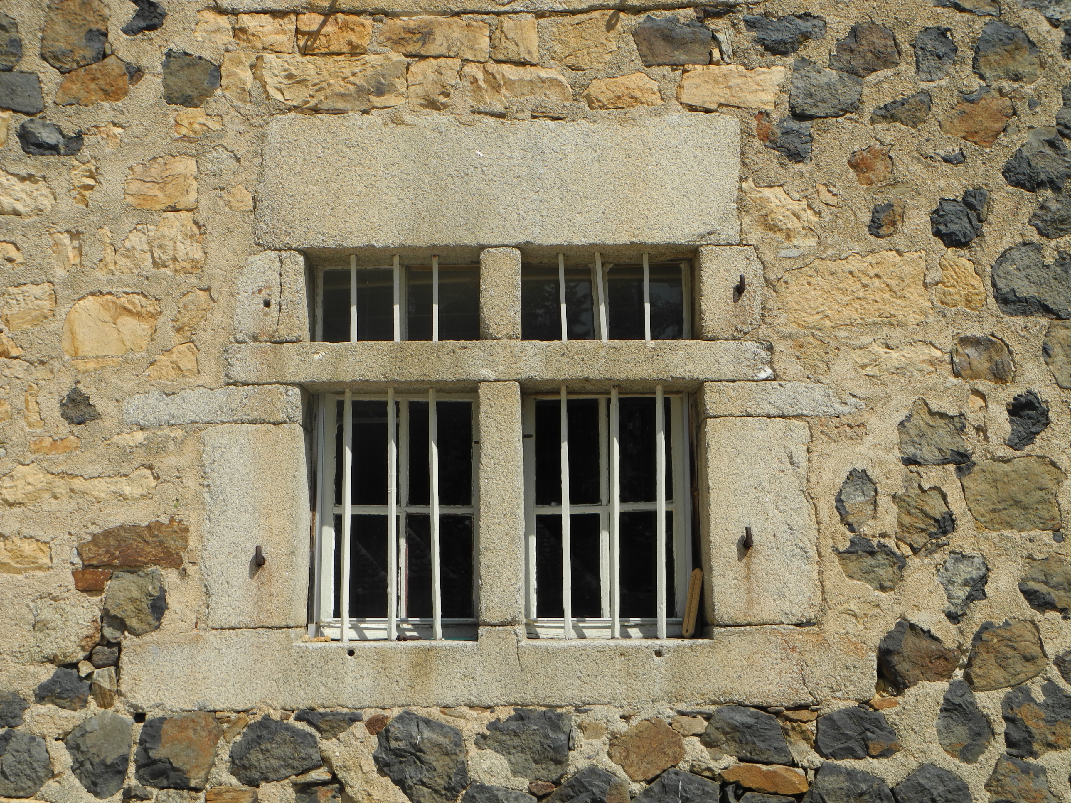 façade sud, détail d’une fenêtre à meneau