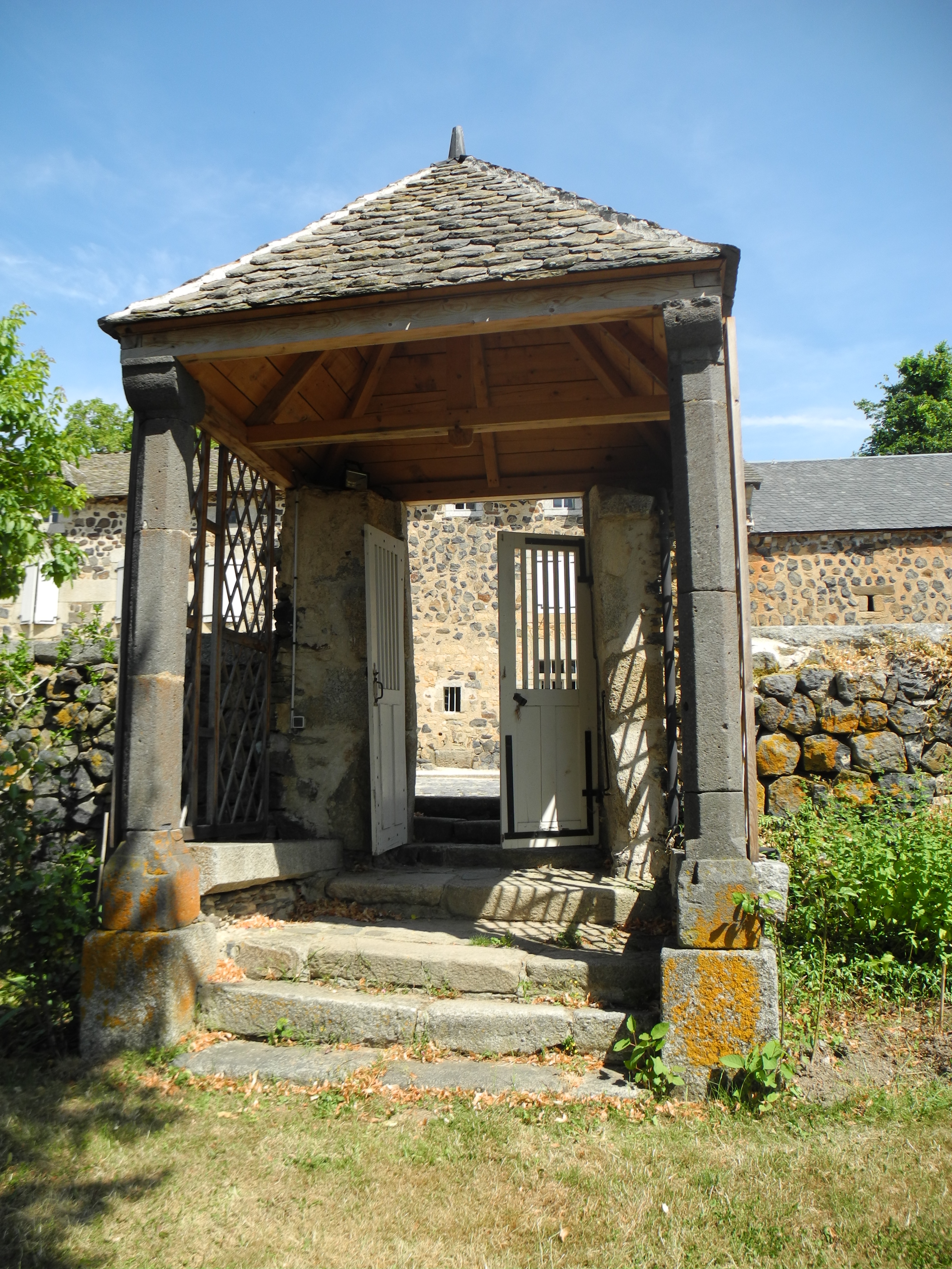 porche d’accès au jardin, vue générale