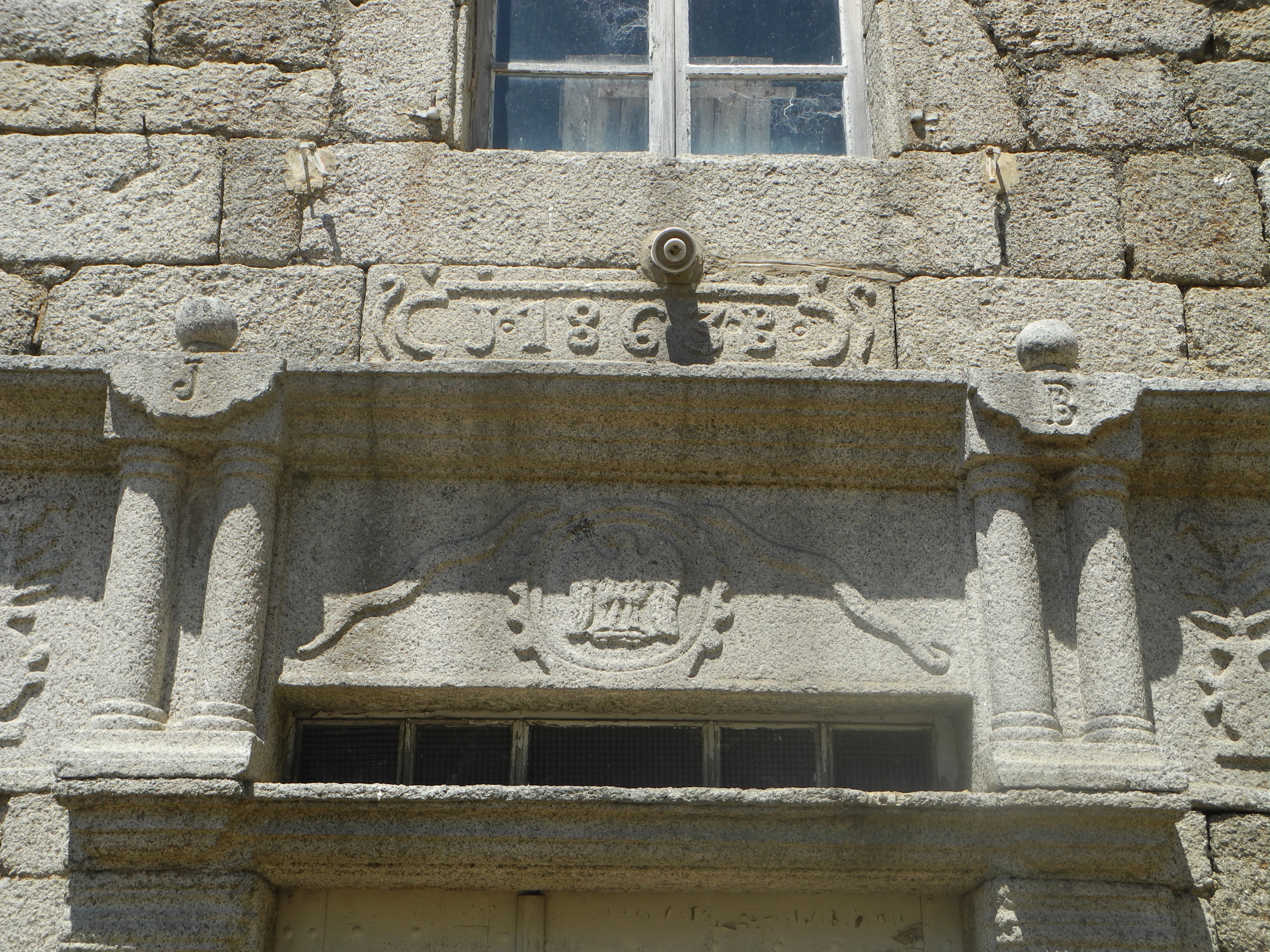 porche d’accès sud, détail du linteau