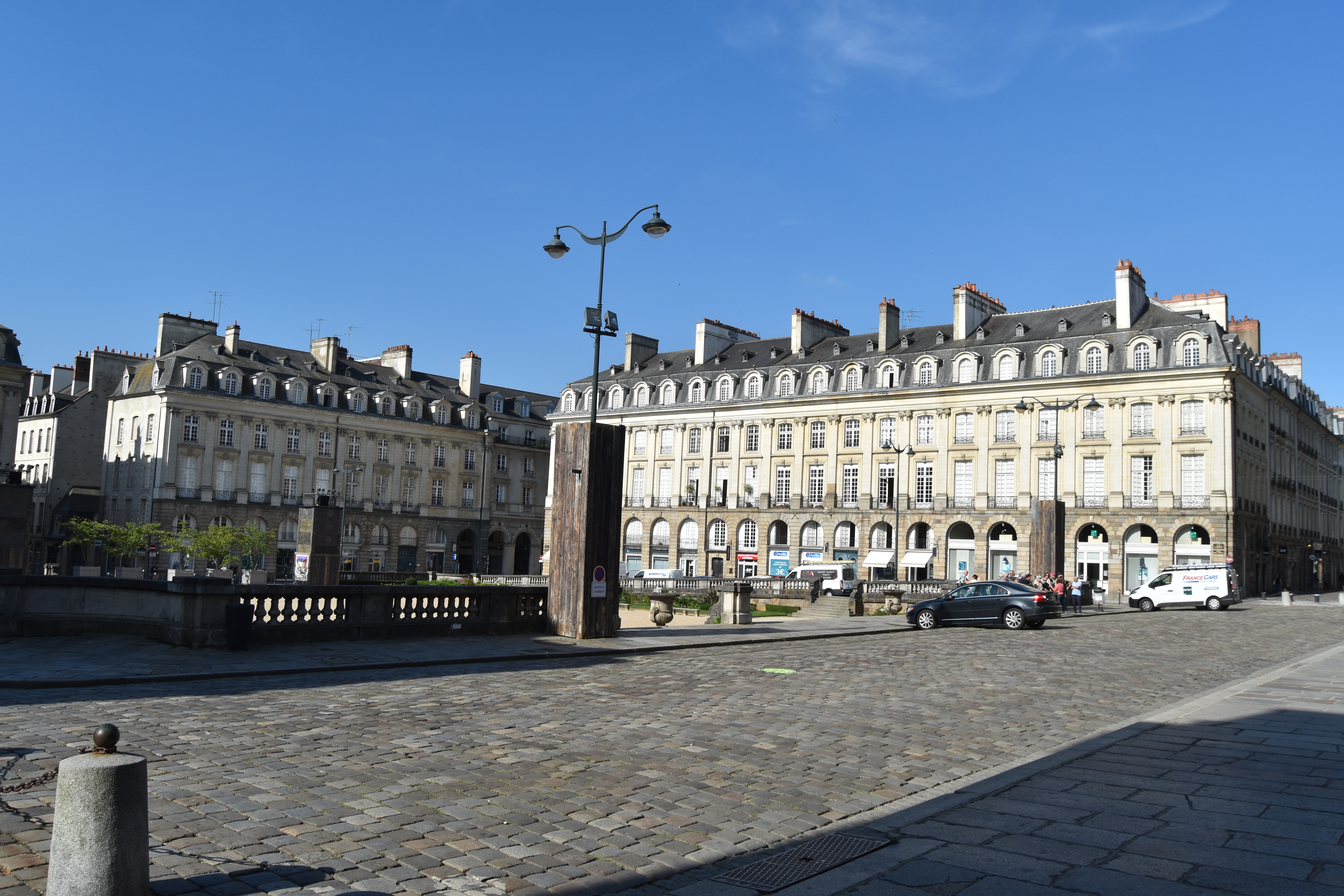 vue générale de place depuis l’angle nord-est