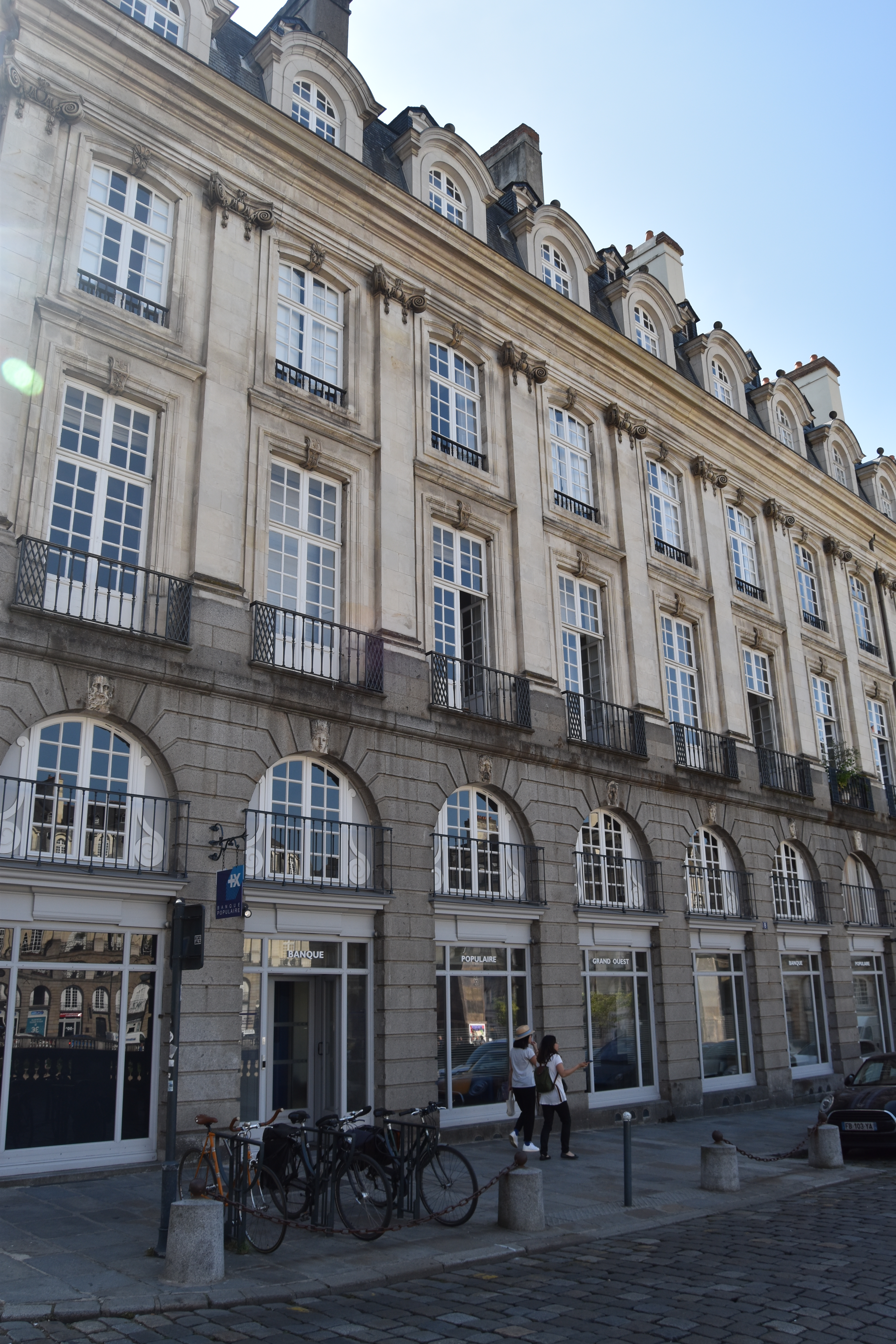 façade ouest sur la place du Parlement, vue générale