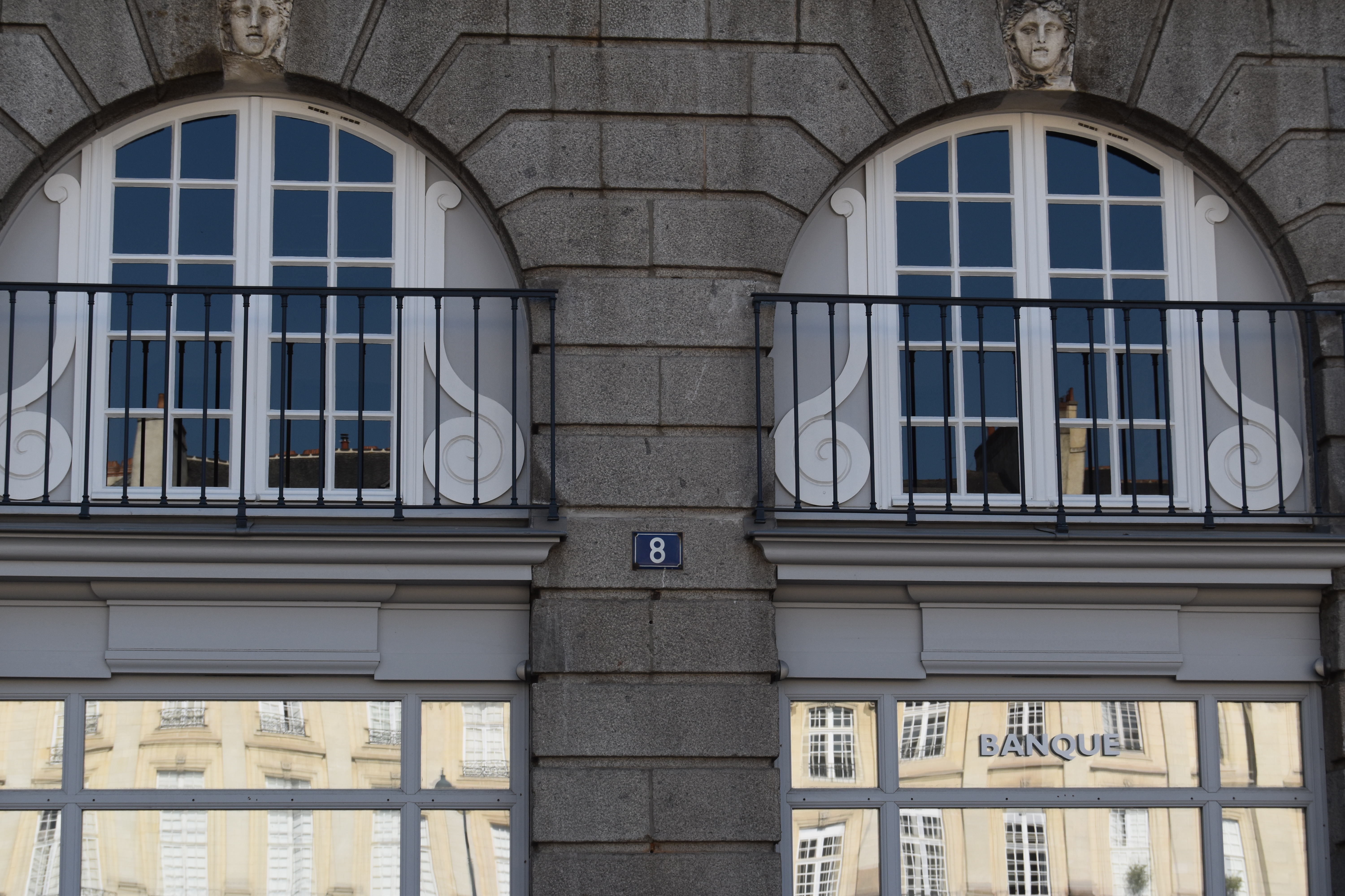 façade ouest sur la place du Parlement, détail des maçonneries