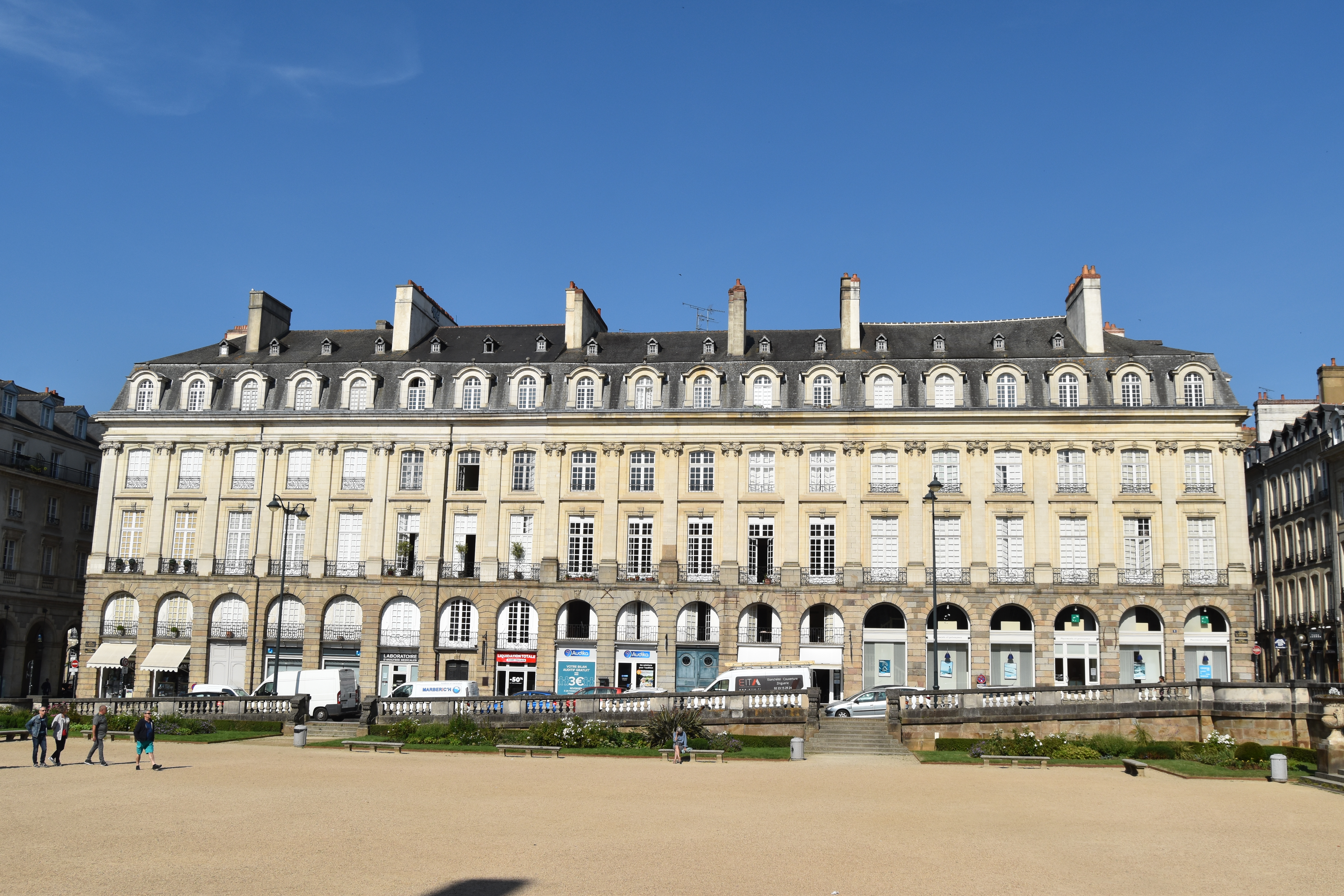 vue générale de place depuis l’Est