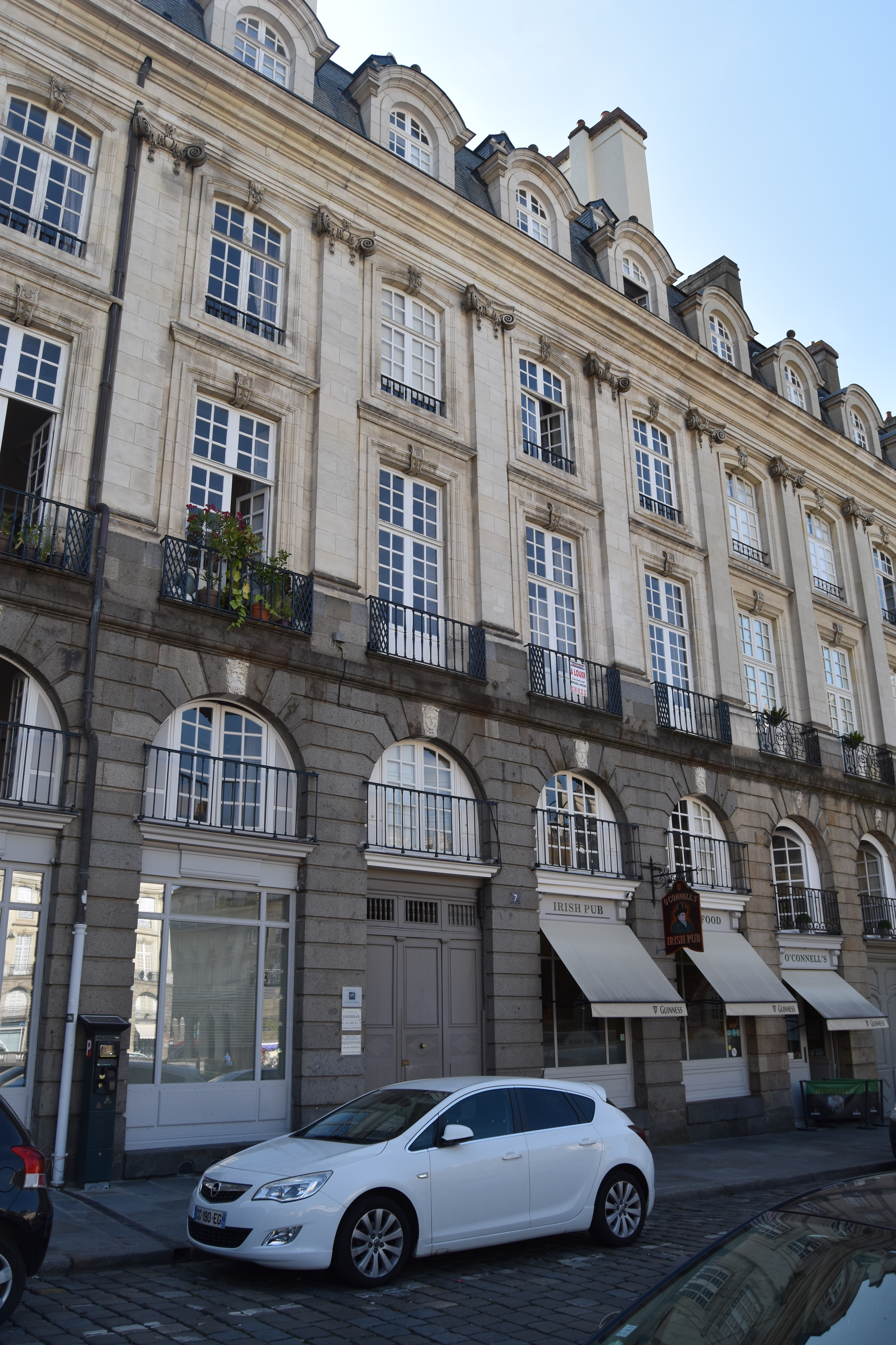 façade ouest sur la place du Parlement, vue générale