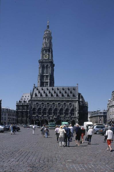 Façade sud et beffroi sur la place des Héros