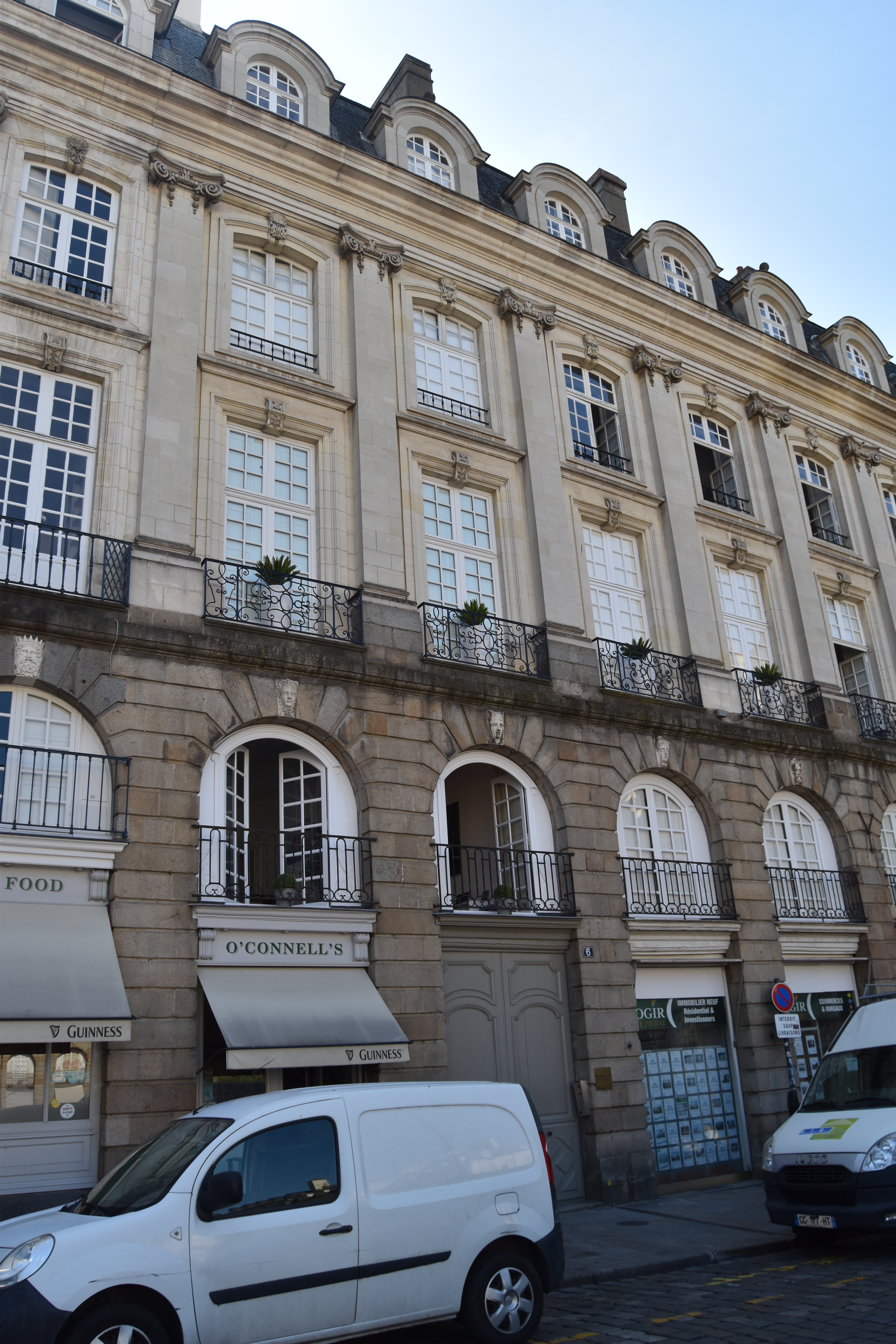 façade ouest sur la place du Parlement, vue générale