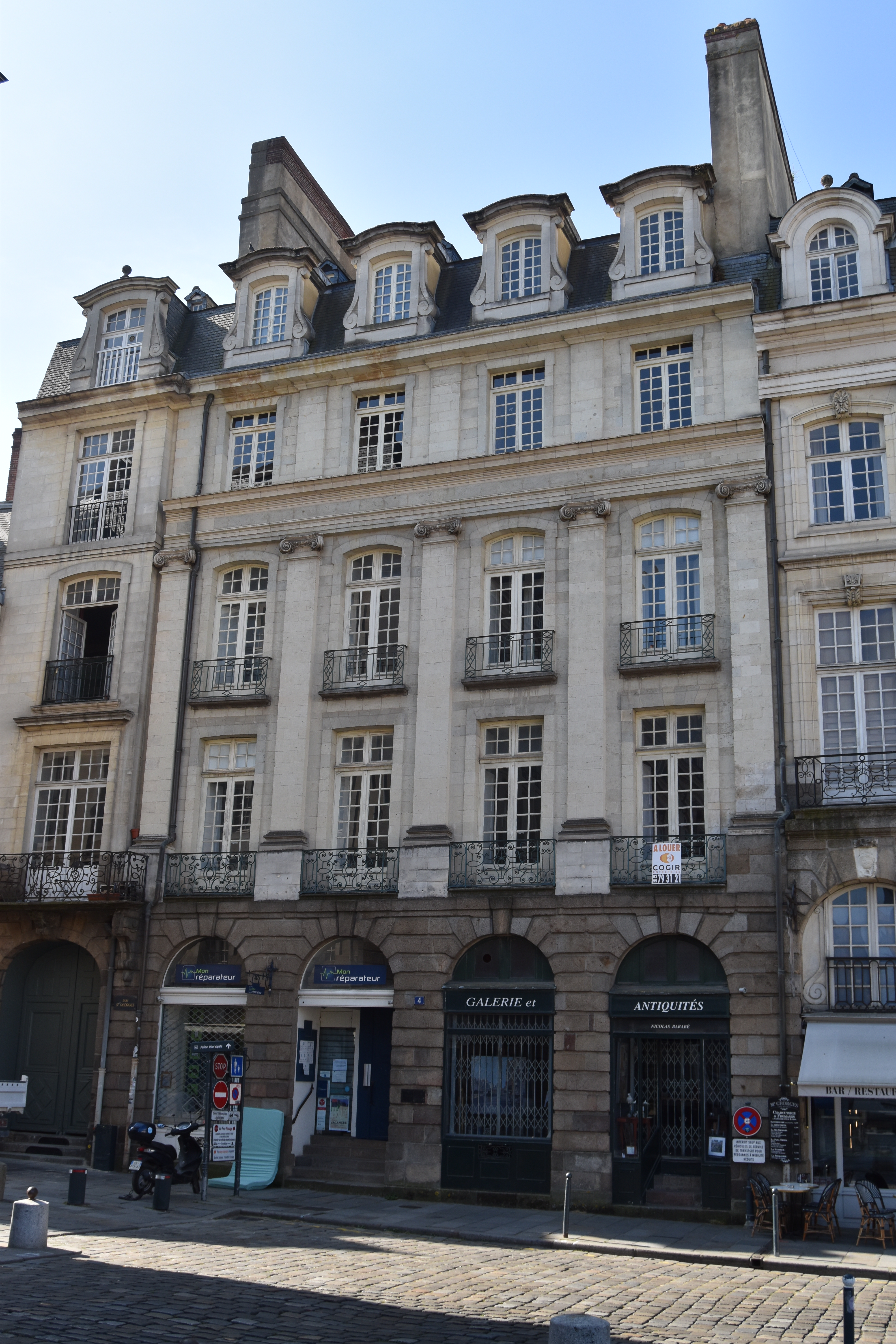 façade nord sur la place du Parlement, vue générale