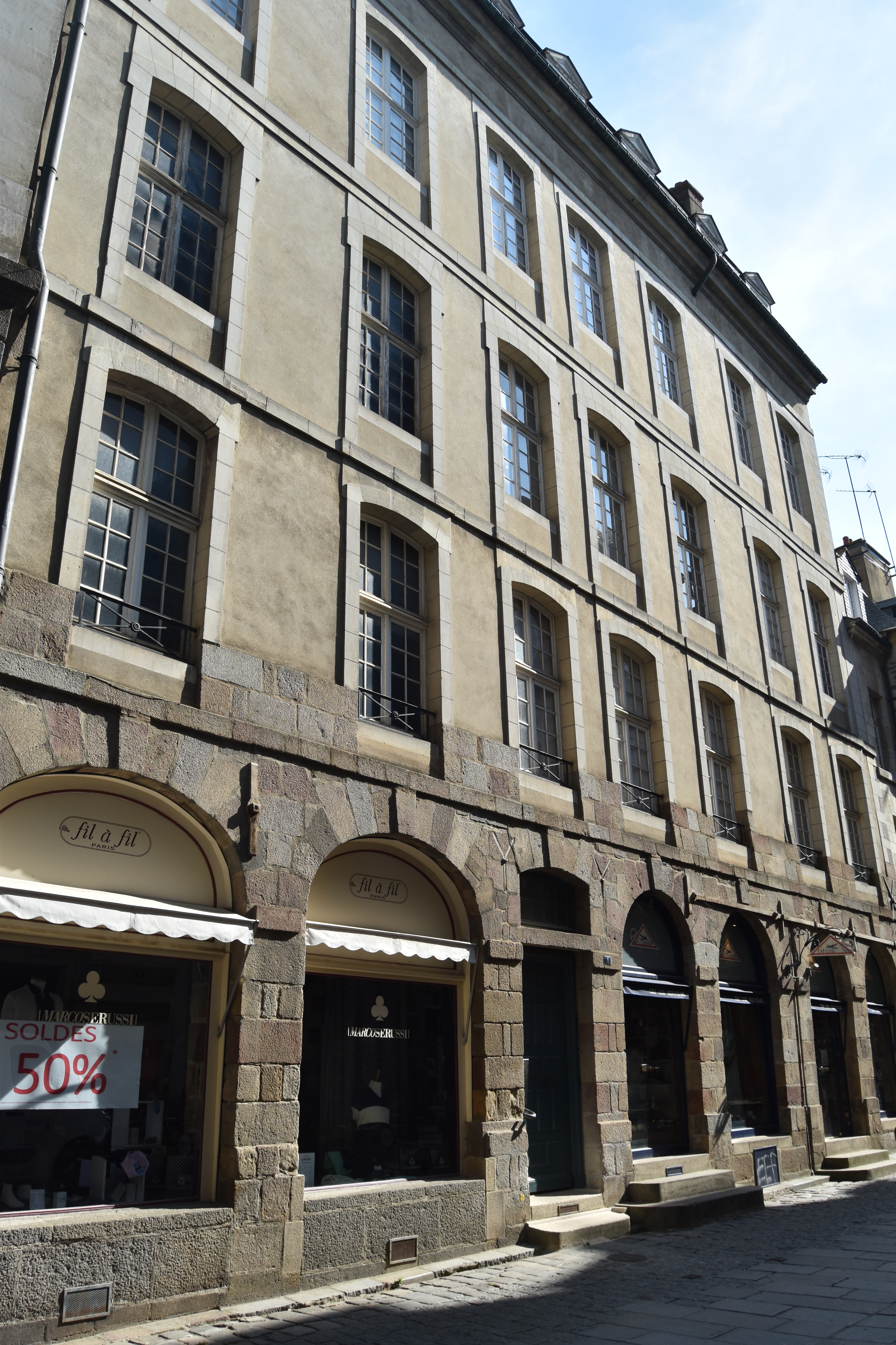 façade sud sur la rue Saint-Georges, vue générale