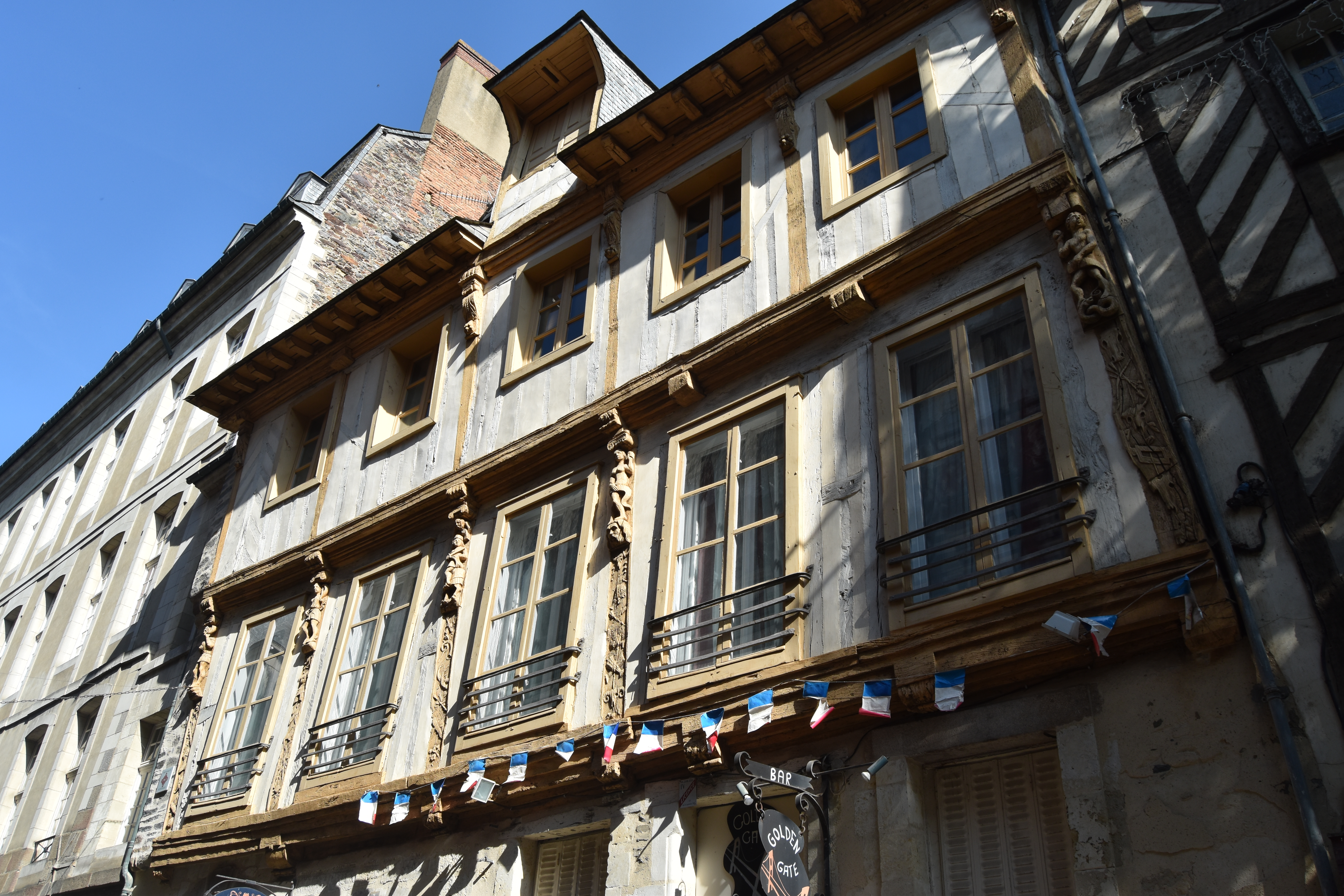 façade sud sur rue, vue générale