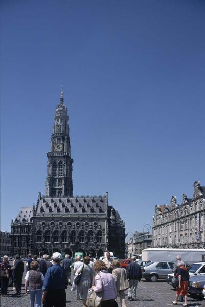 Façade sud et beffroi sur la place des Héros