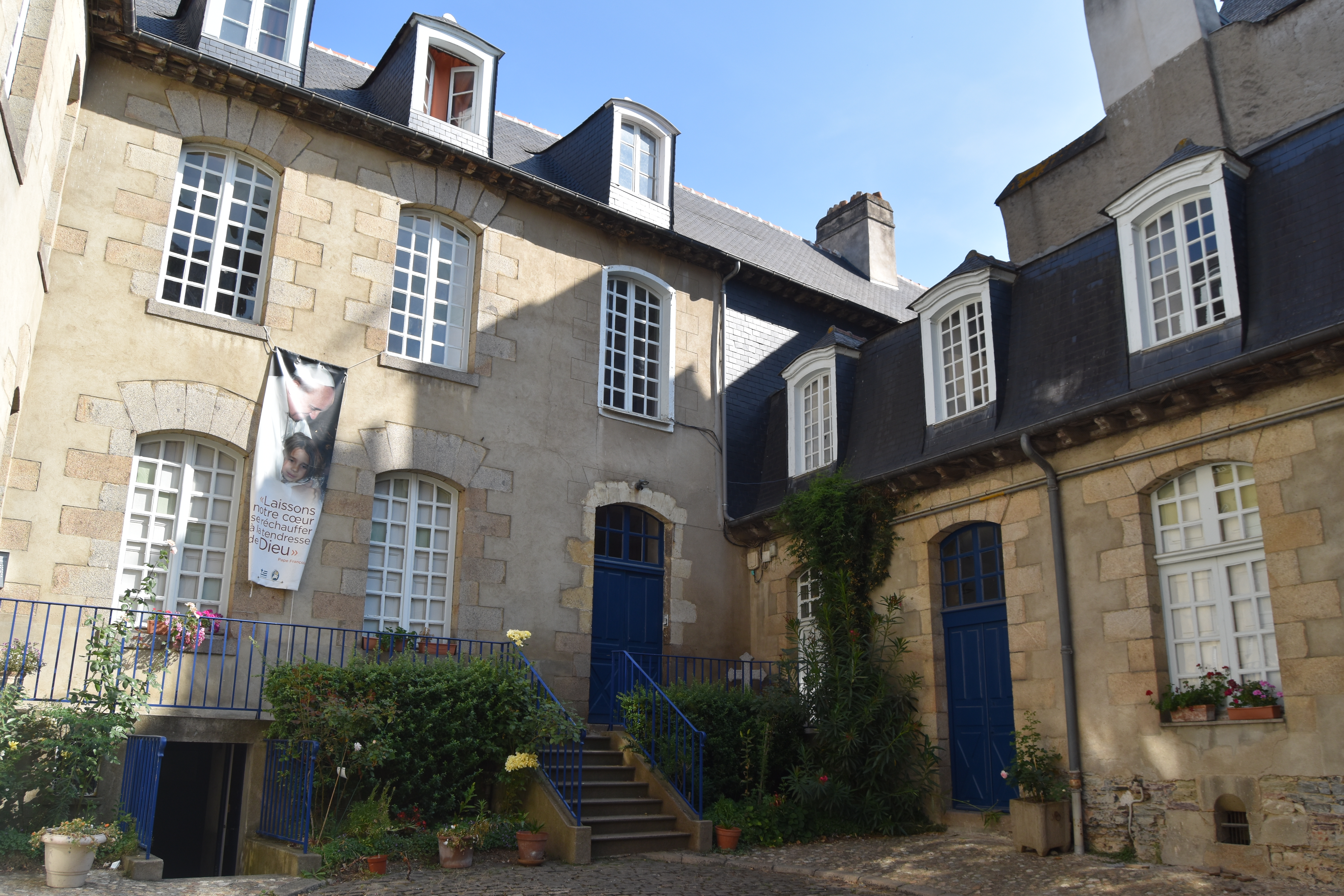 façade sud et ouest sur cour, vue générale