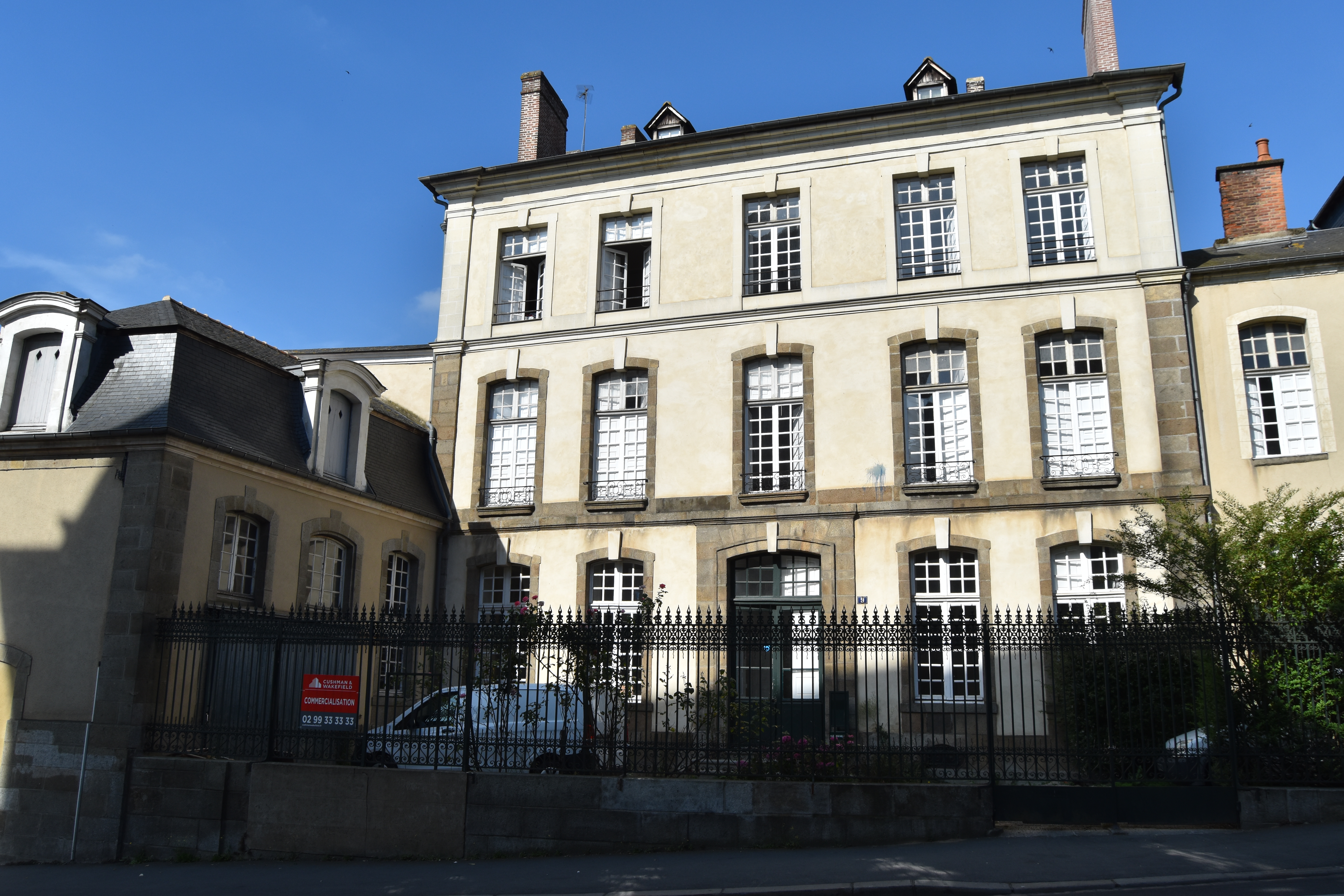 façade est sur la rue Gambetta, vue générale