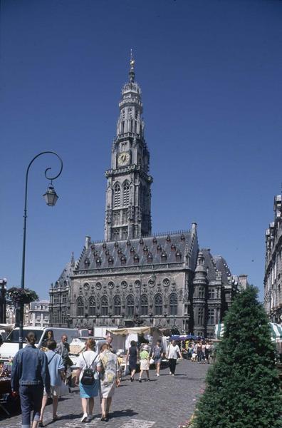 Façade sud et beffroi sur la place des Héros