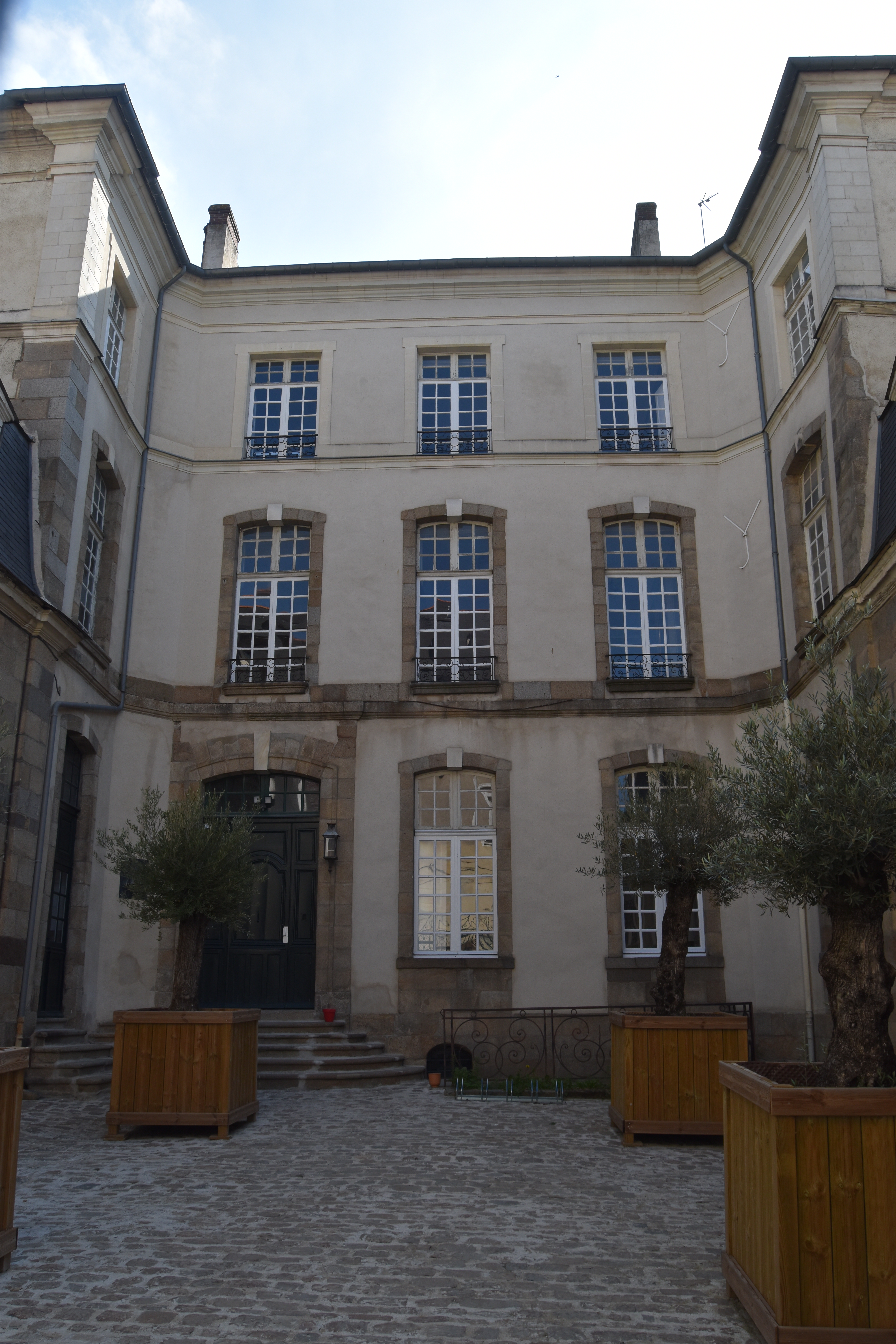 façade est sur la rue du Docteur Regnault, vue générale