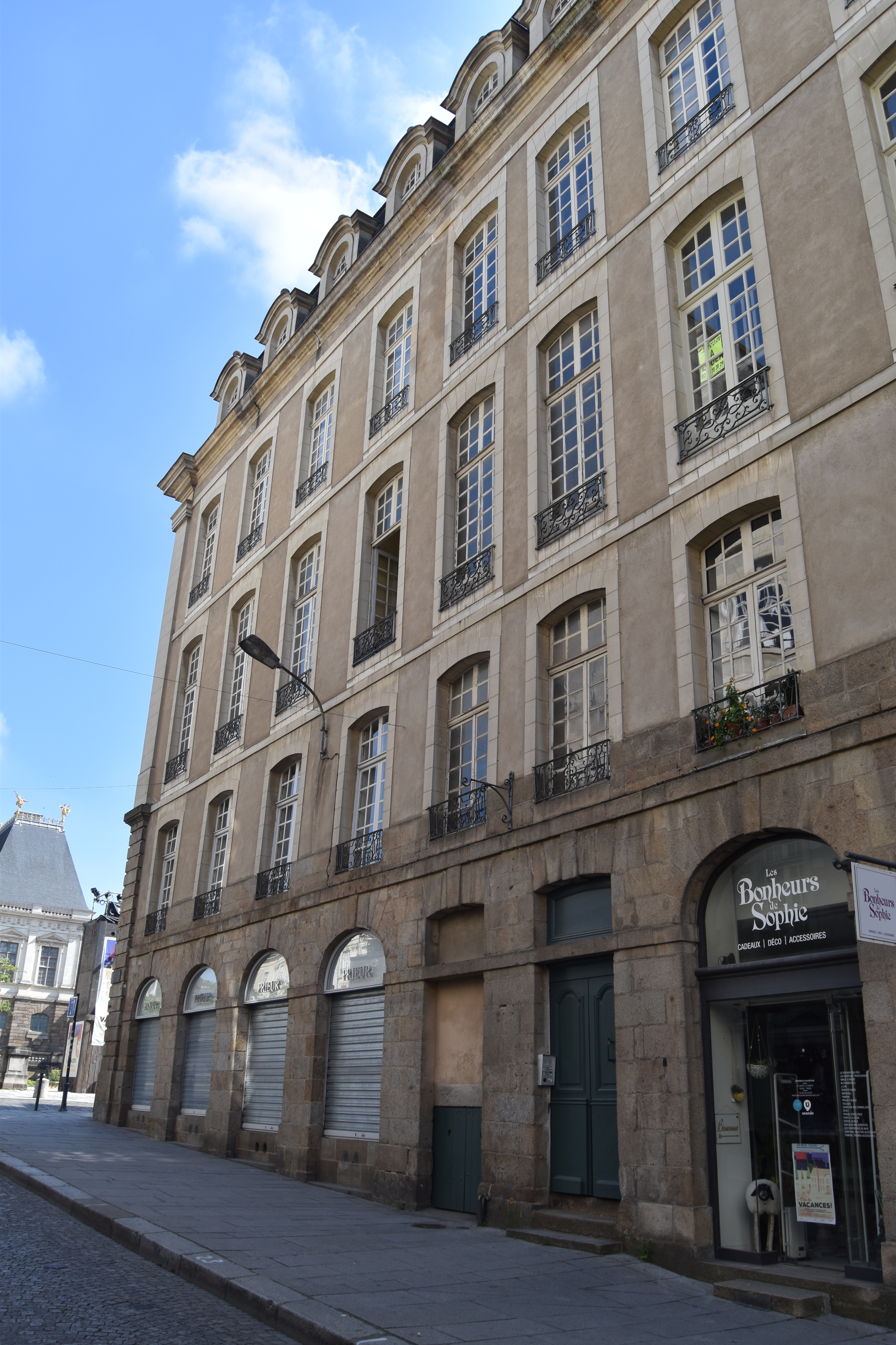 façade ouest sur la rue Edith Clavell, vue générale