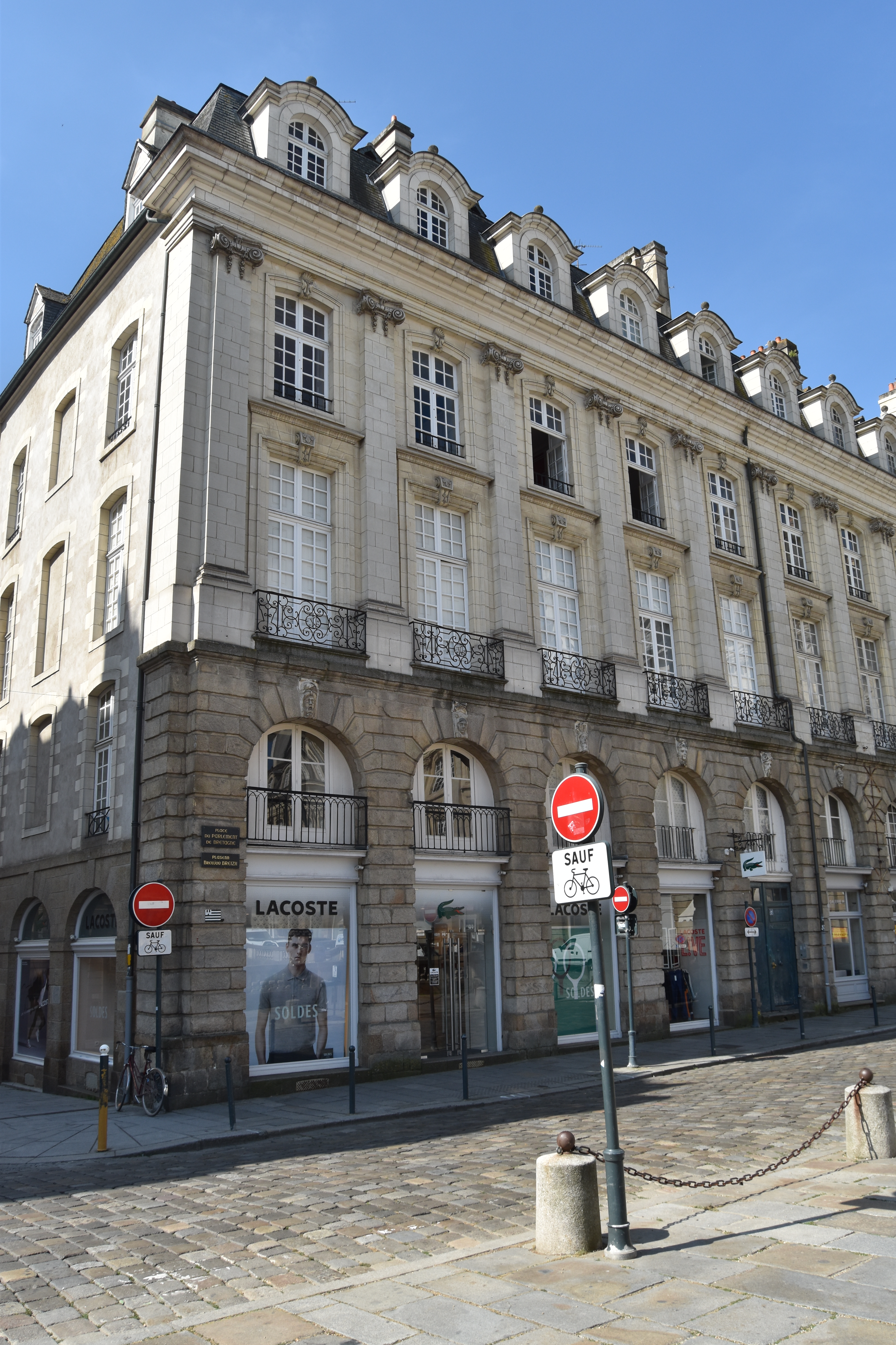 façade nord sur la place du Parlement, vue générale