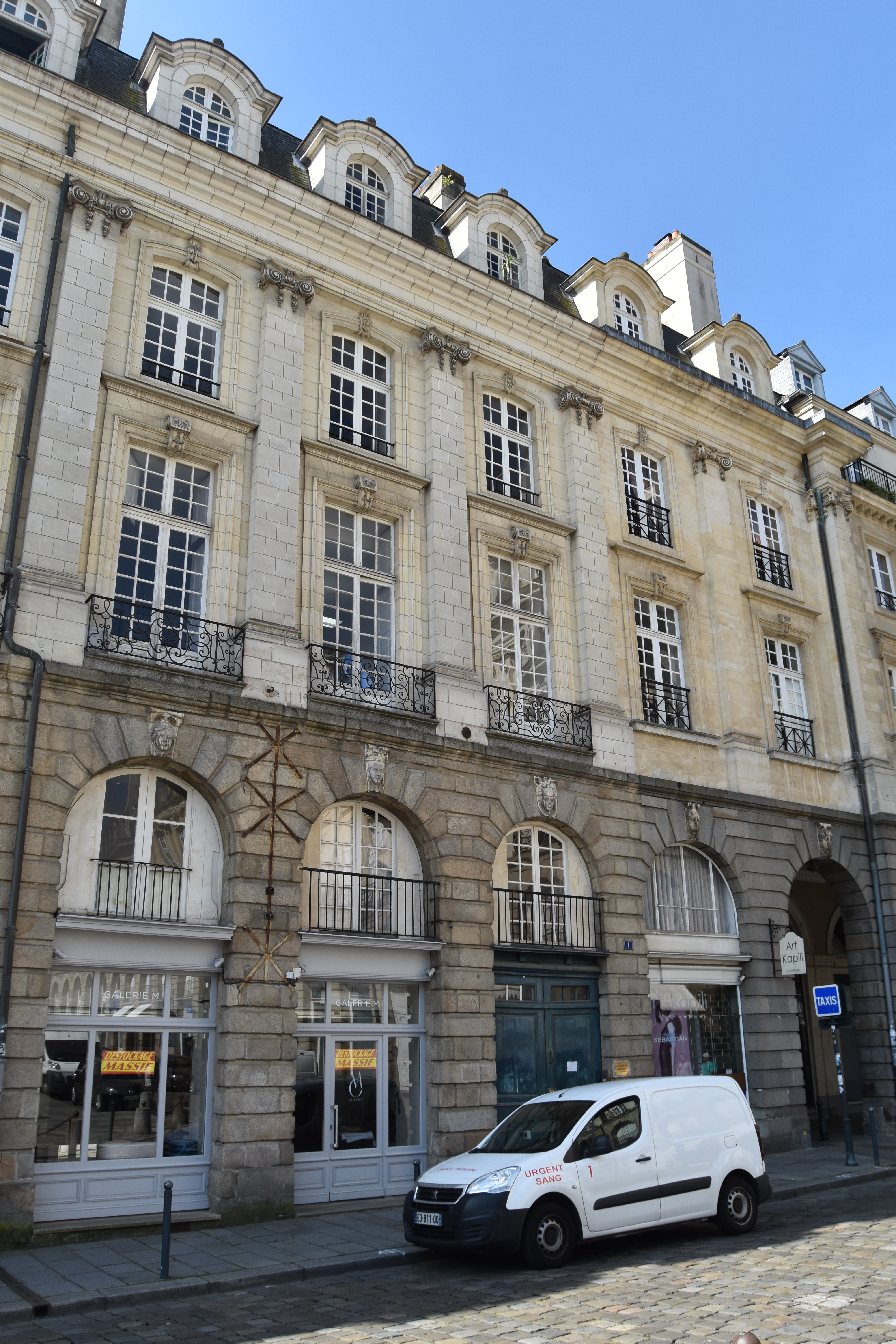 façade nord sur la place du Parlement, vue générale