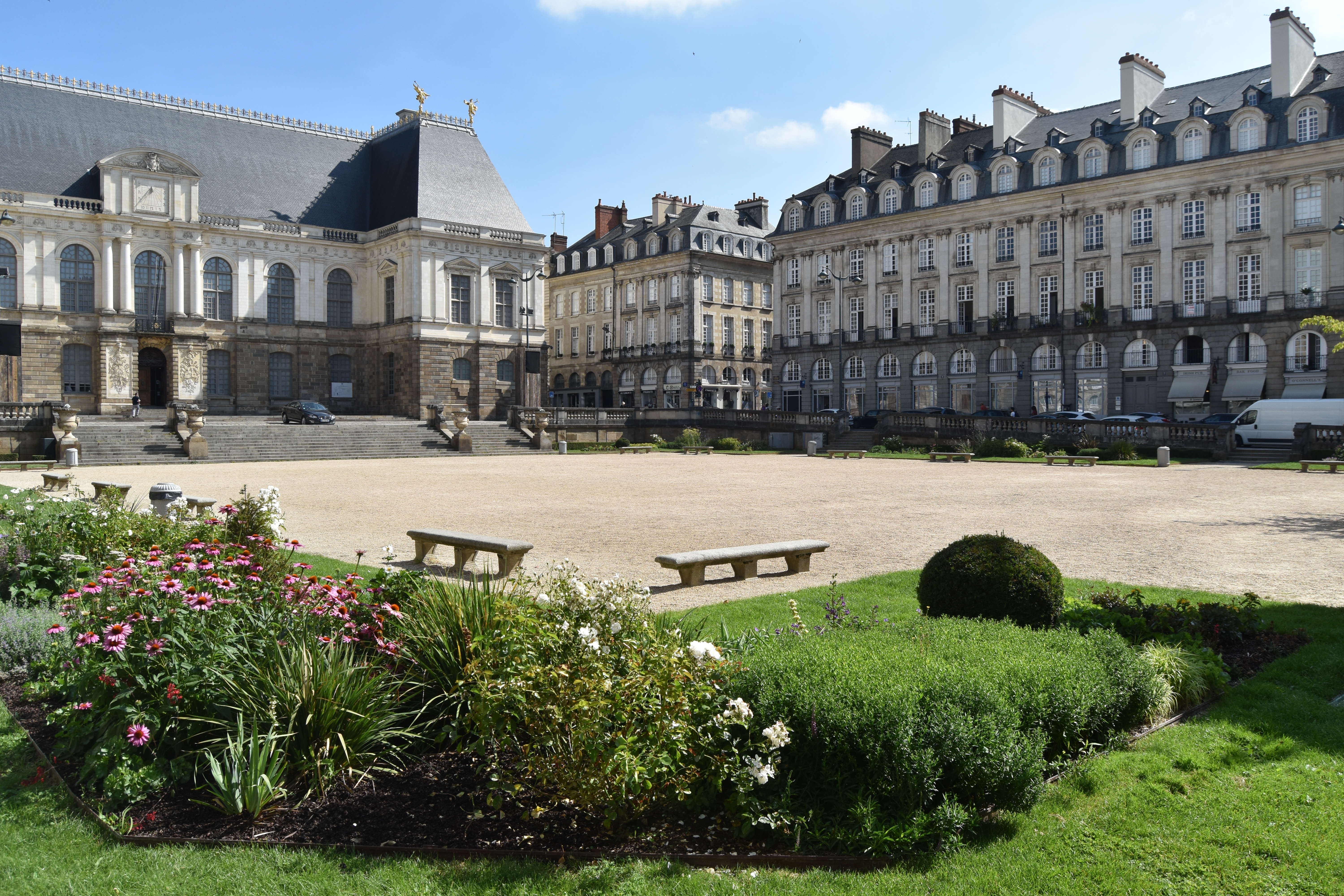 vue générale de place depuis l’angle sud-ouest