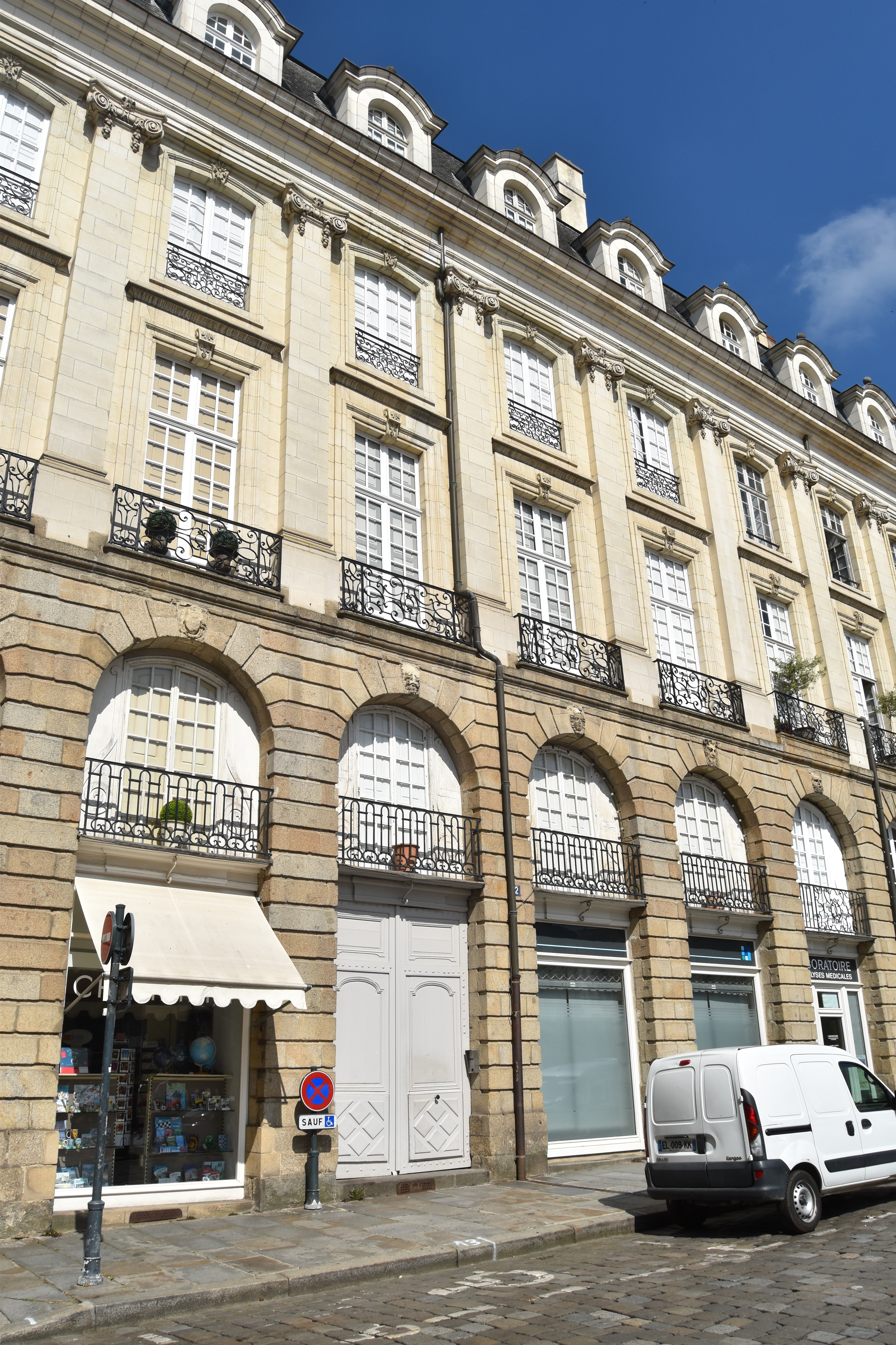 façade est sur la place du Parlement, vue générale