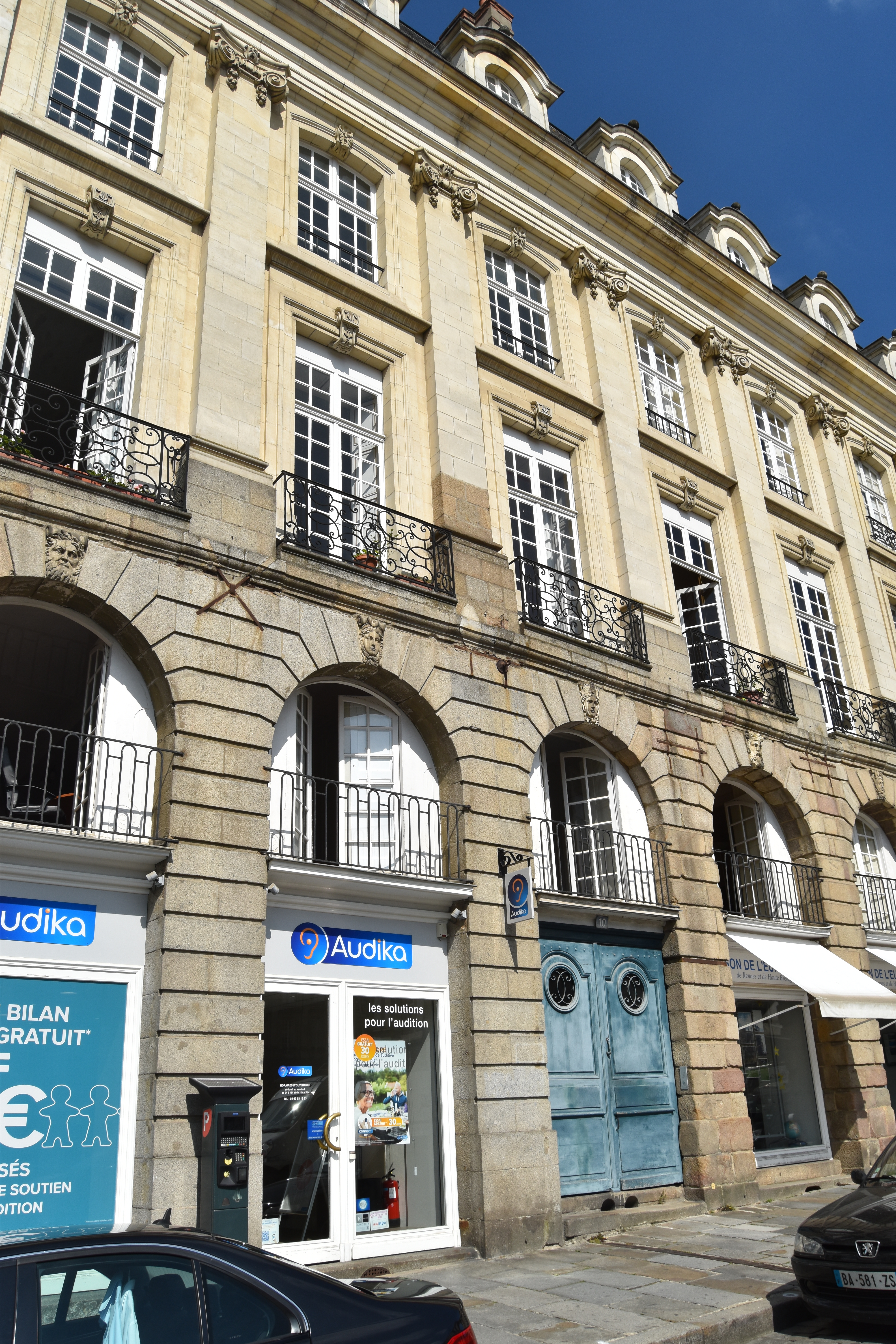 façade est sur la place du Parlement, vue générale