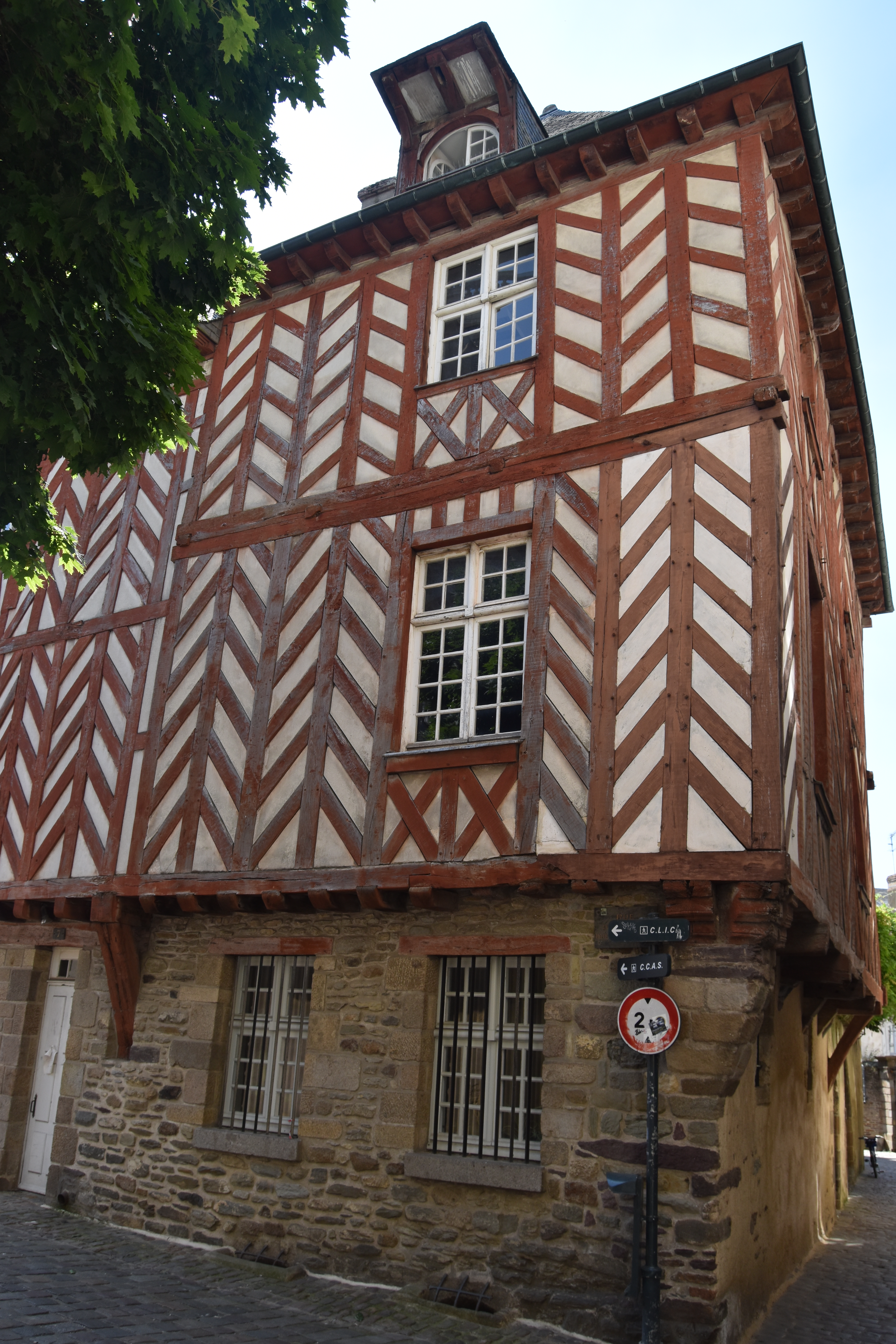 façade nord sur la rue du Griffon, vue générale