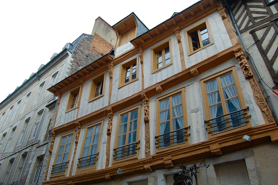 façade sud sur rue, vue générale