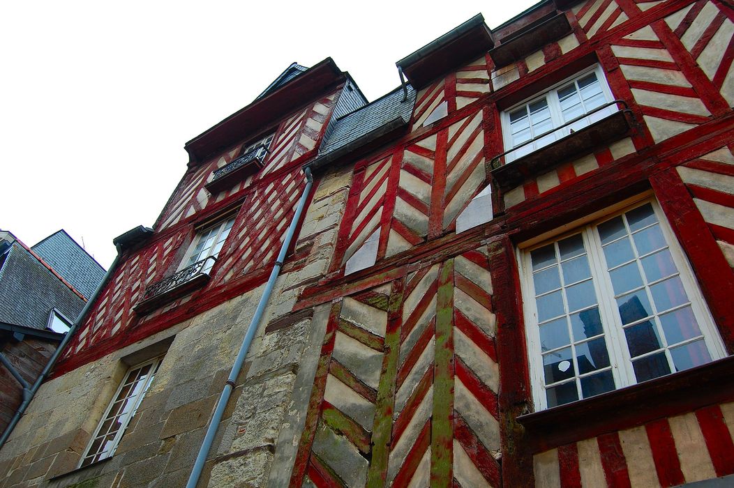 façades sur rue, vue partielle