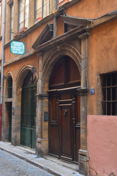 porche d'accès sur rue, vue générale