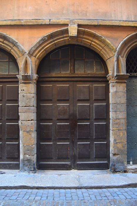 façade ouest sur rue, vue partielle du rez-de-chaussée