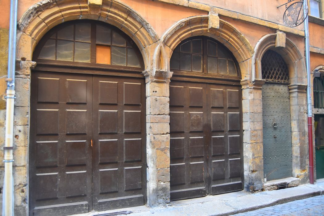 façade ouest sur rue, vue générale du rez-de-chaussée