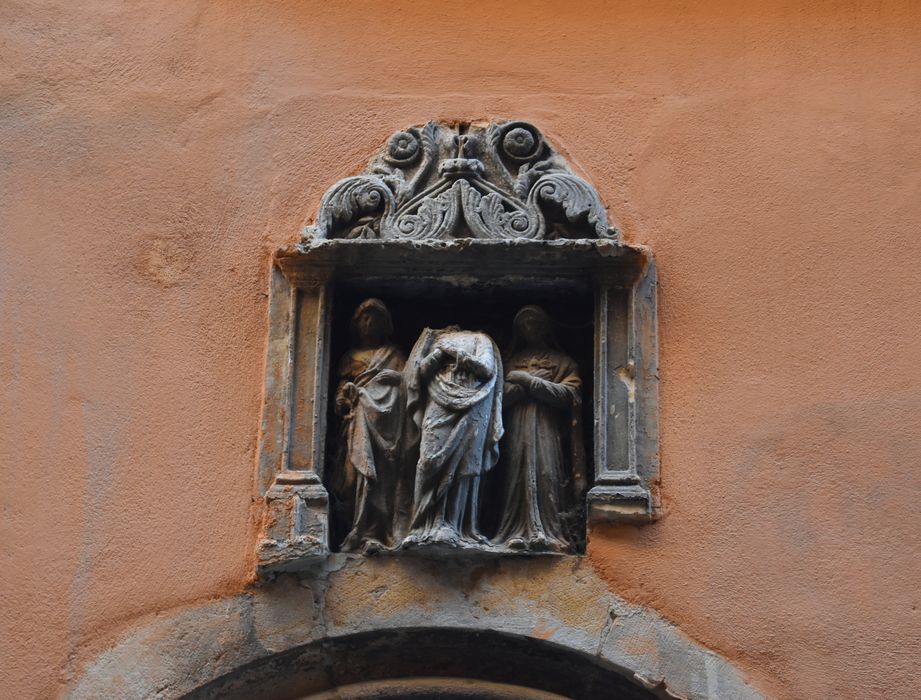 façade ouest sur rue, détail d'un bas-relief situé au-dessus de la porte d'accès à l'immeuble