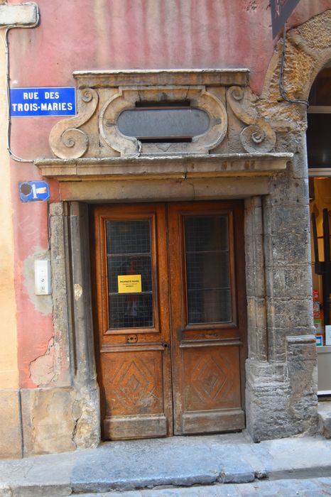 porche d'accès sur rue, vue générale