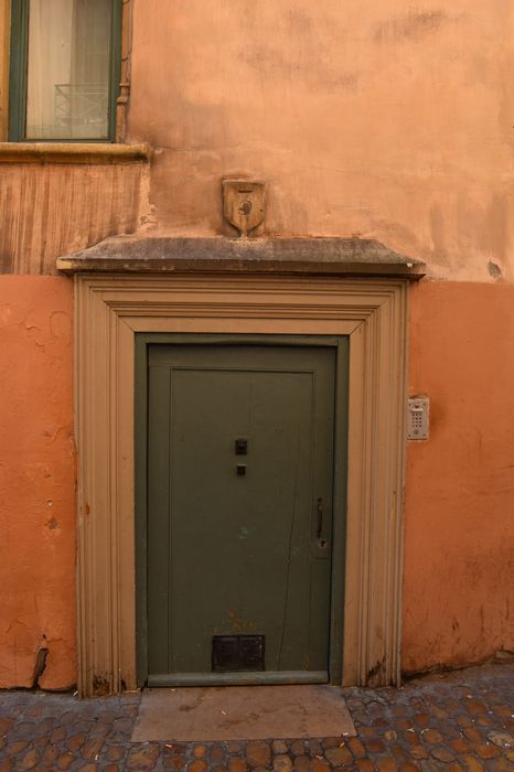 porte d'accès sur rue, vue générale