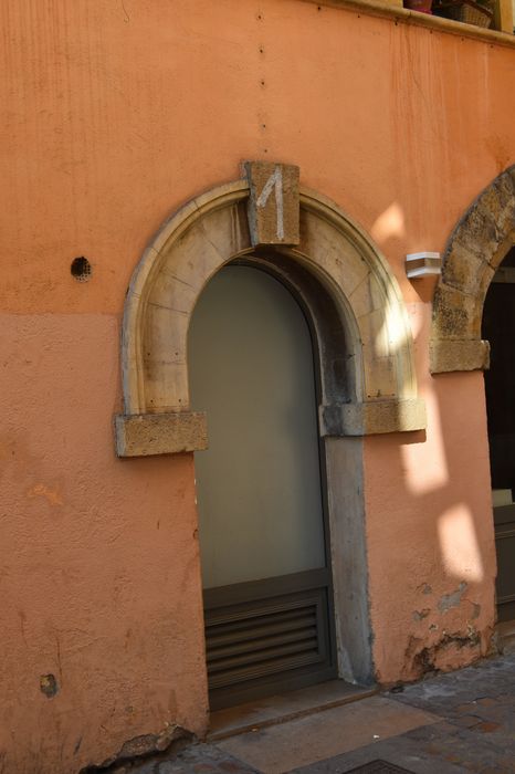 ancienne porte d'accès sur rue, vue générale