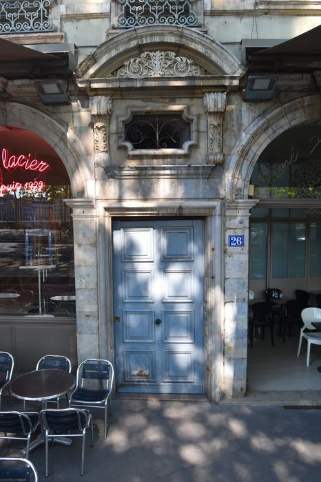 porte d'accès sur rue, vue générale