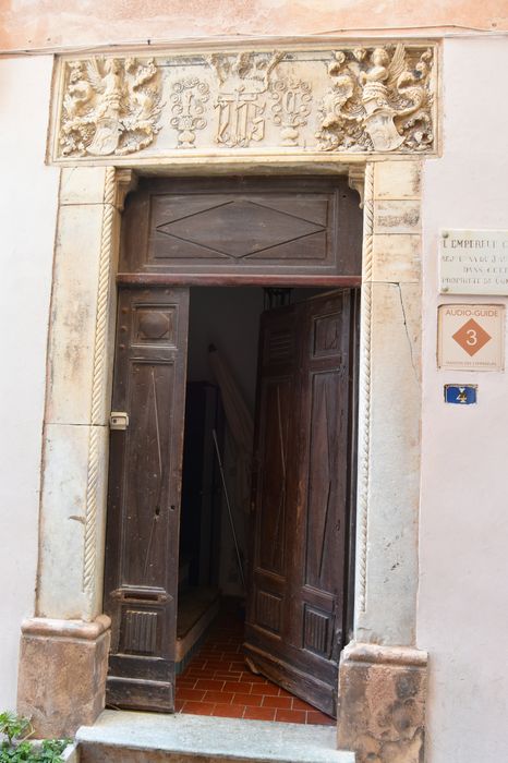 Maison : porte d'accès sur rue, vue générale