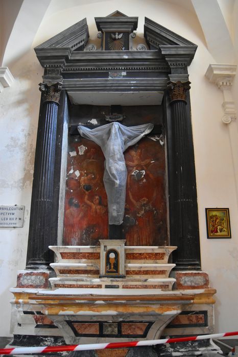 Eglise paroissiale Sainte-Marie : statue : Christ en croix, vue générale