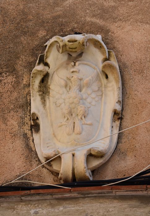 Maison Doria : façade sur rue, détail du blason situé au-dessus de l'ancienne porte d'accès