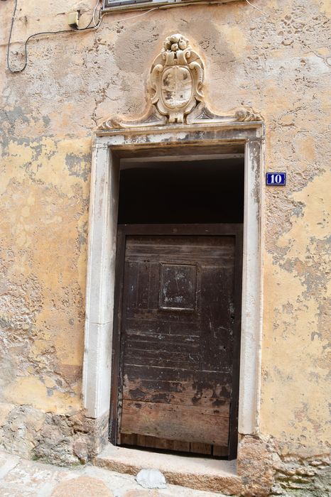 Maison : porte d'accès sur rue, vue générale