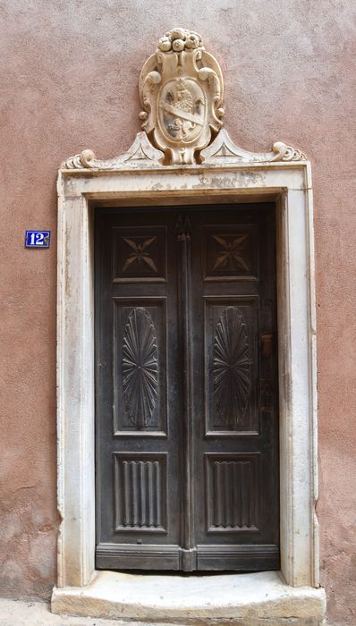 Maison : porte d'accès sur rue, vue générale